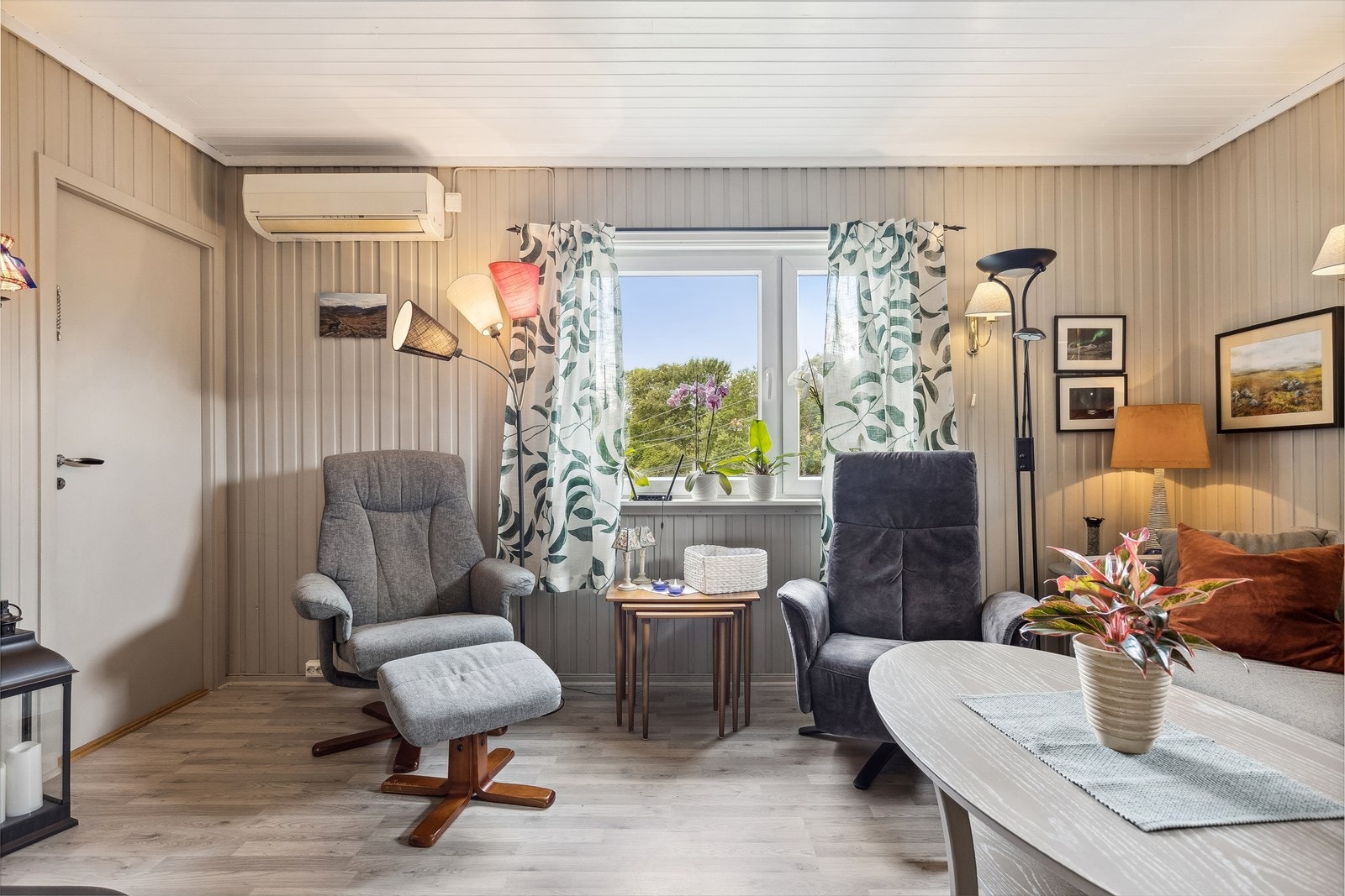 Stuen har en pen utførelse med malte vegger i behagelig farge. Galleribilde