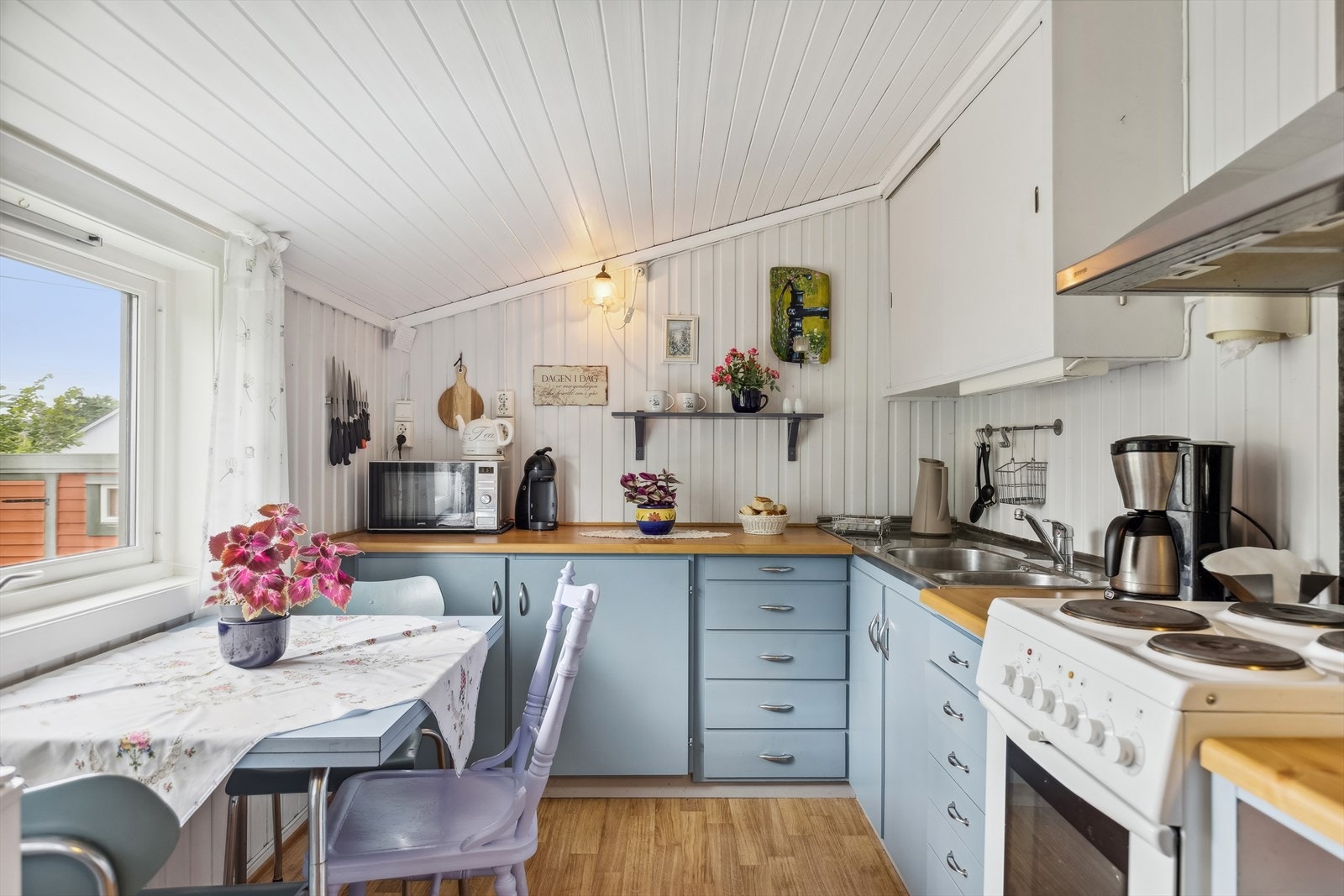 Kjøkkenet er av enkel stand, hvor innredningen består av slette fronter med underskap og et overskap. Galleribilde