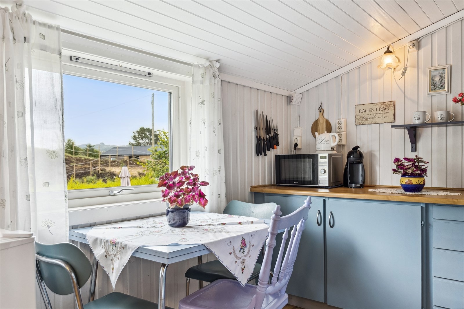 Kjøkkenområdet gir plass til en mindre spisegruppe om ønskelig. Galleribilde