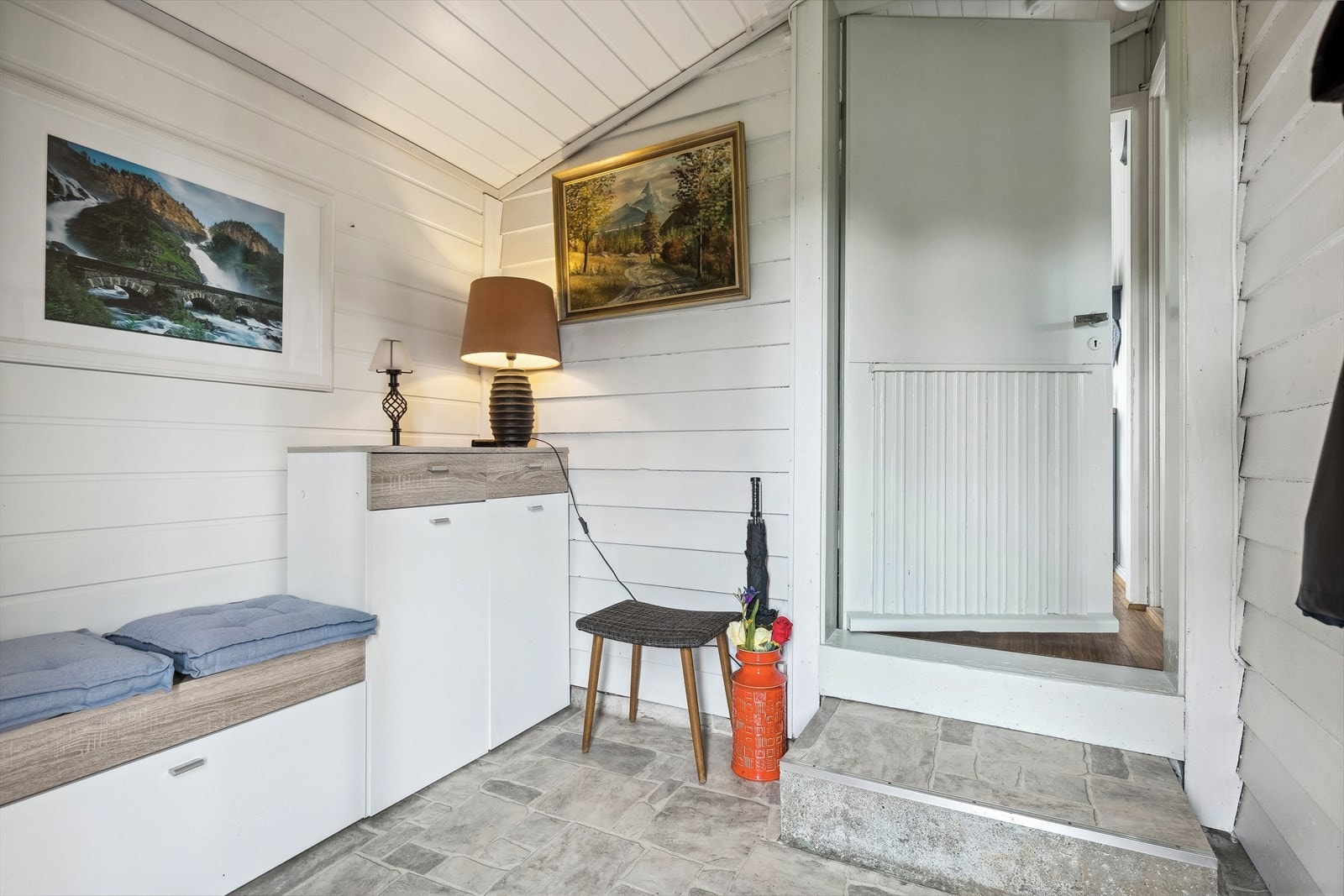 God plass til å henge av seg yttertøyet i inngangspartiet. Galleribilde