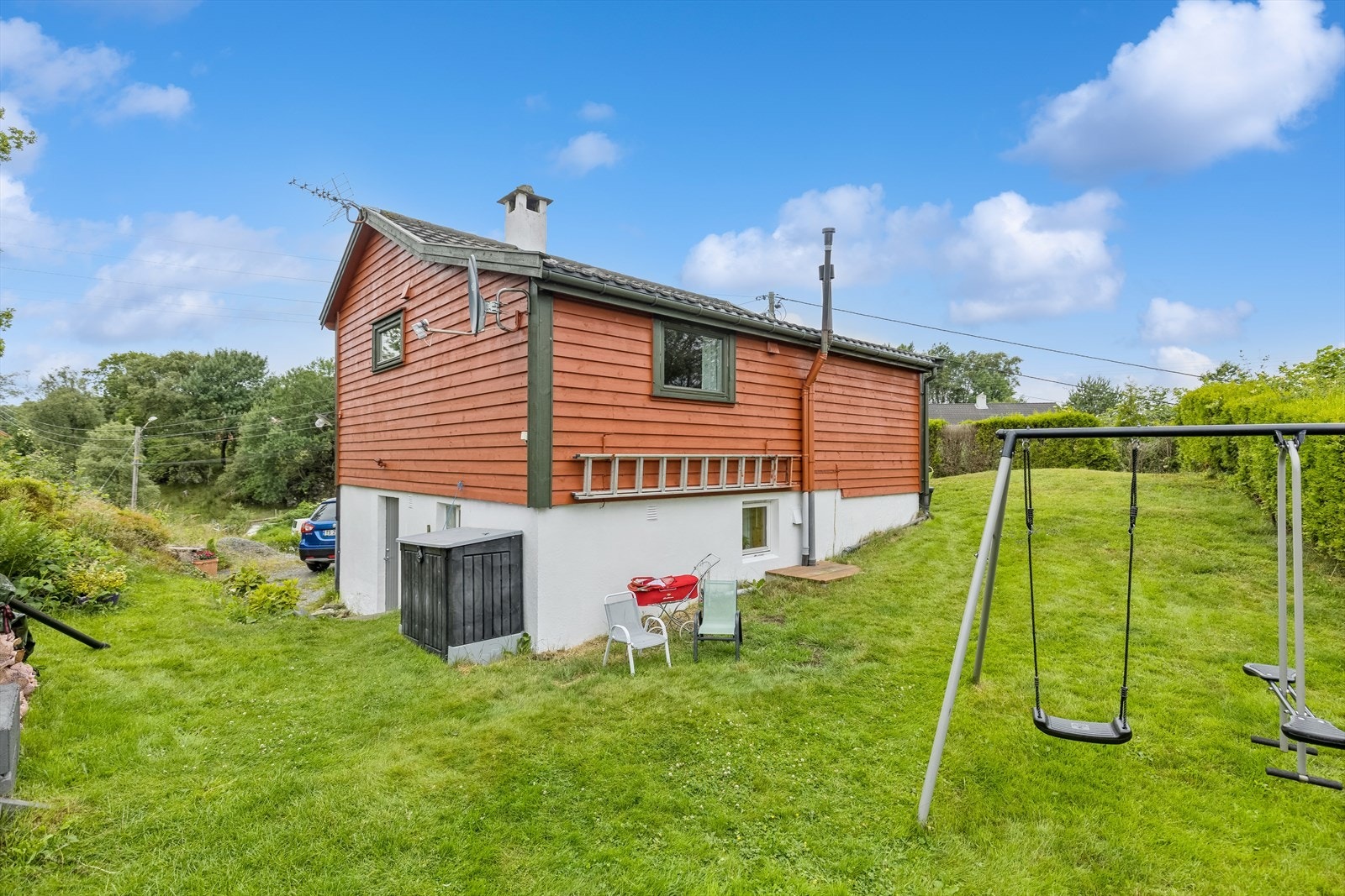 Eiendommen består av diverse beplantninger og hage med plen. Galleribilde