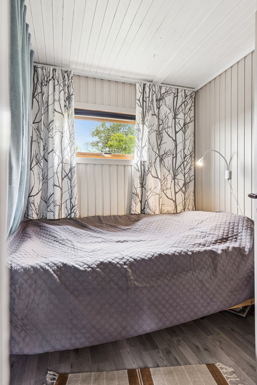 Rom innredet som soverom i første etasje er ikke godkjent som rom for varig opphold. Se punkt "Ferdigattest". Galleribilde