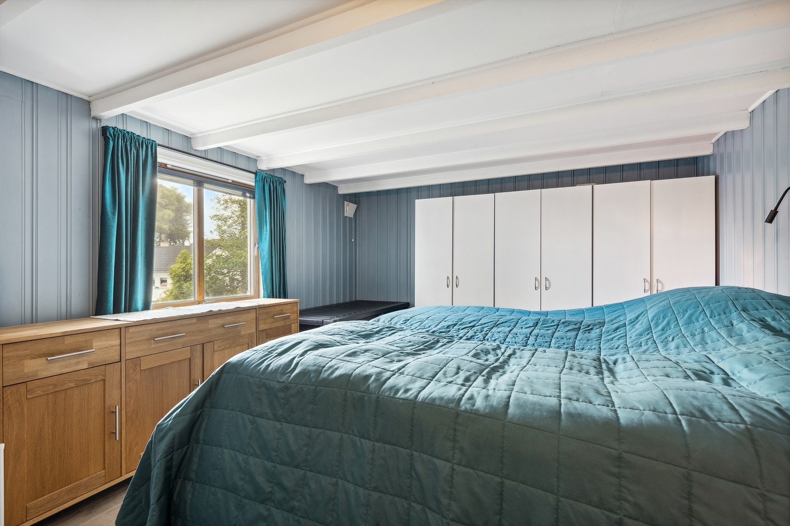 Soverommet i kjelleretasjen gir plass til både dobbeltseng og garderobe. Galleribilde