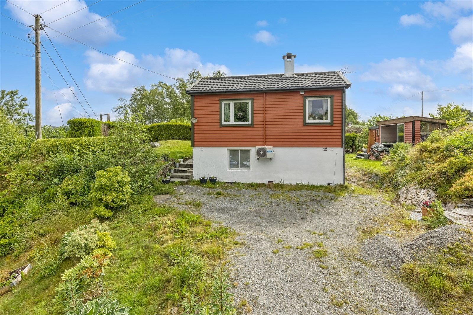 Straumavegen 12 ligger landlig til på Vikse. Galleribilde