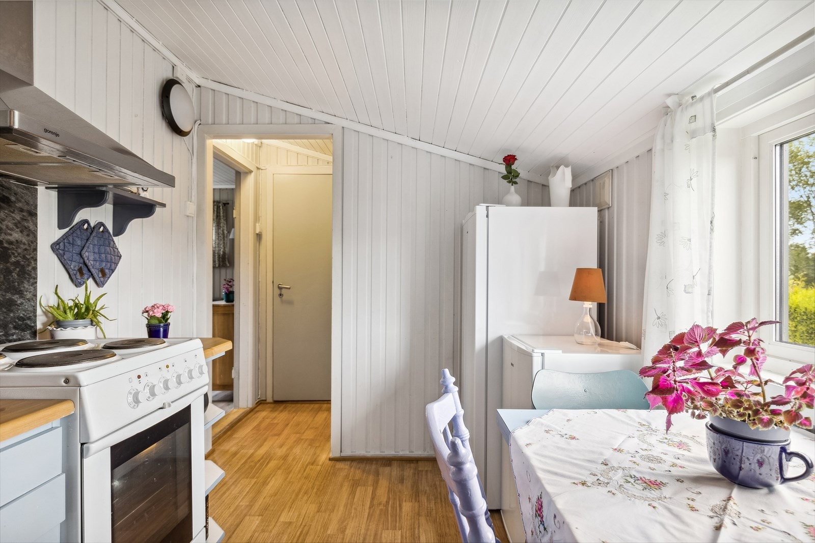 Kjøkkenet ligger i et separat rom ved entréen. Galleribilde