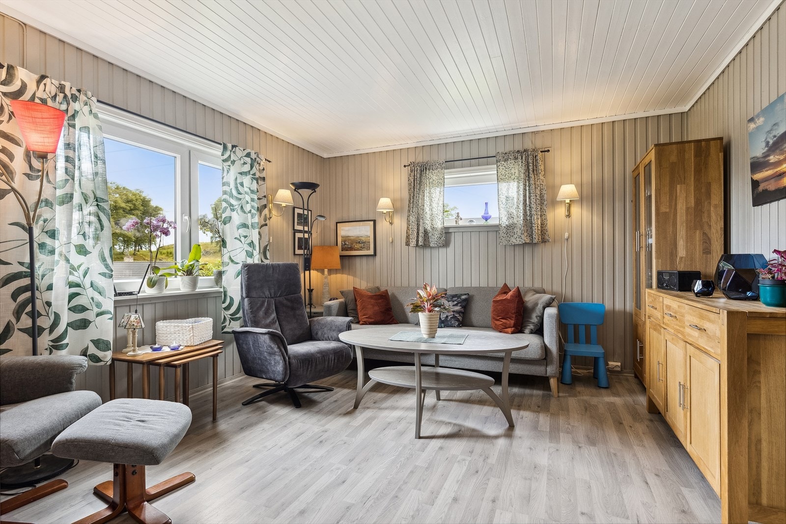 Stuen gir plass til å innrede med sofa med tilhørende møblement. Galleribilde