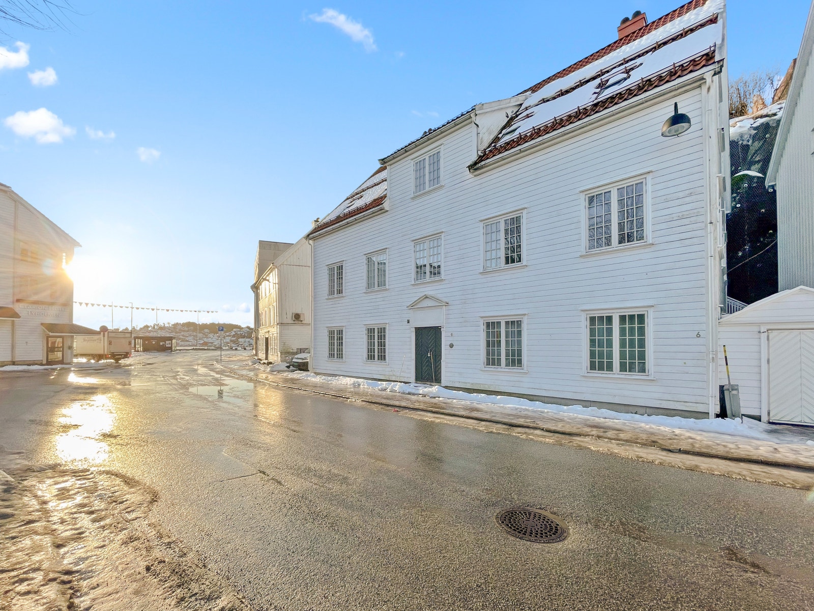 Fasade og nydelig lokasjon rett ved sjøen. Galleribilde