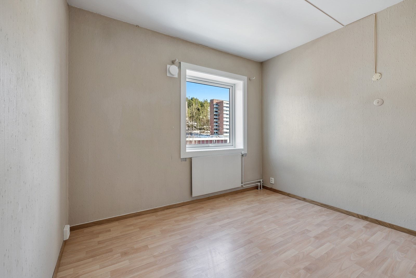 Romslig soverom med plass for seng, nattbord og oppbevaringsmøbler. Galleribilde