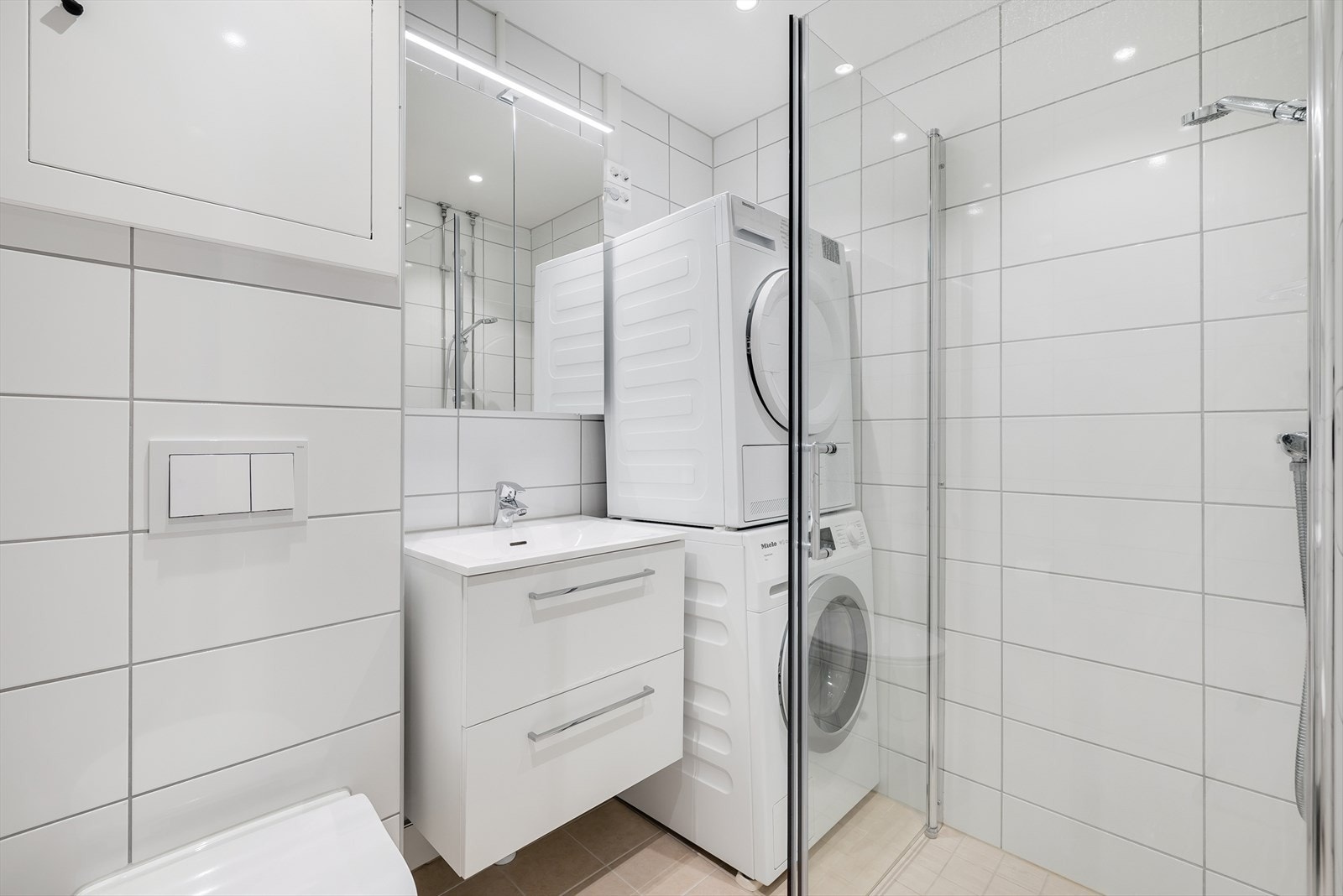 Badet er smakfullt rehabilitert i 2022 i regi av borettslaget og fremstår som moderne og innbydende. Galleribilde