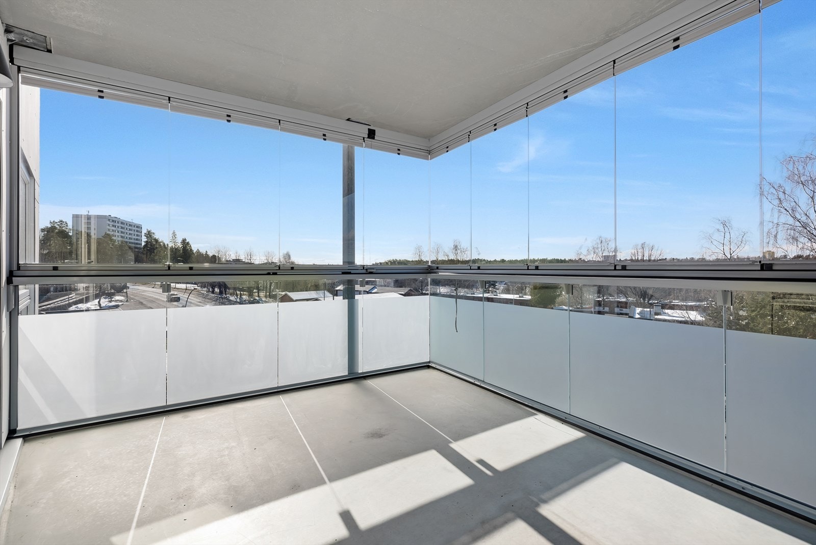 Romslig innglasset balkong fra 2020. Galleribilde
