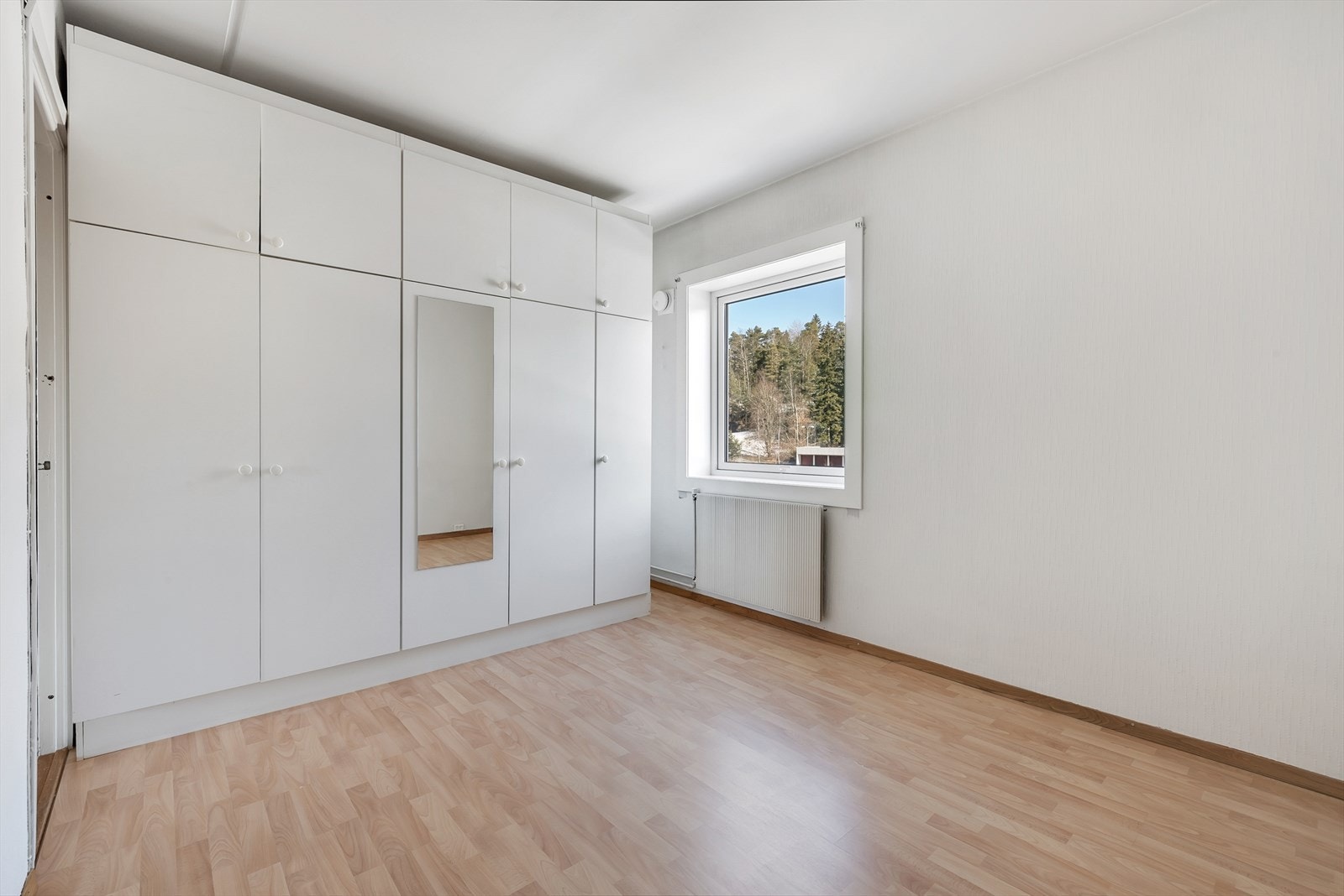 Soverom med innebygde skap for effektiv oppbevaring. Galleribilde