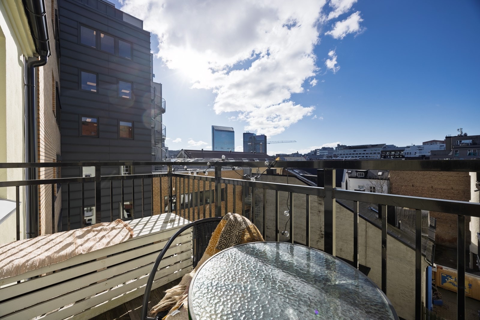Herlig balkong med fantastiske solforhold Galleribilde