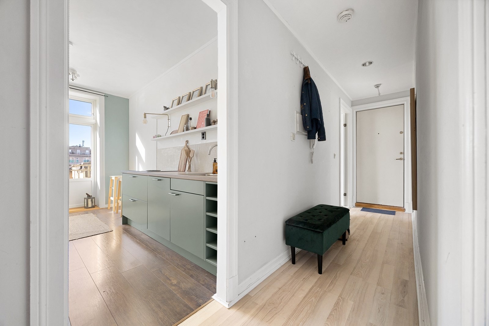 Romslig gang med plass til klesavheng Galleribilde