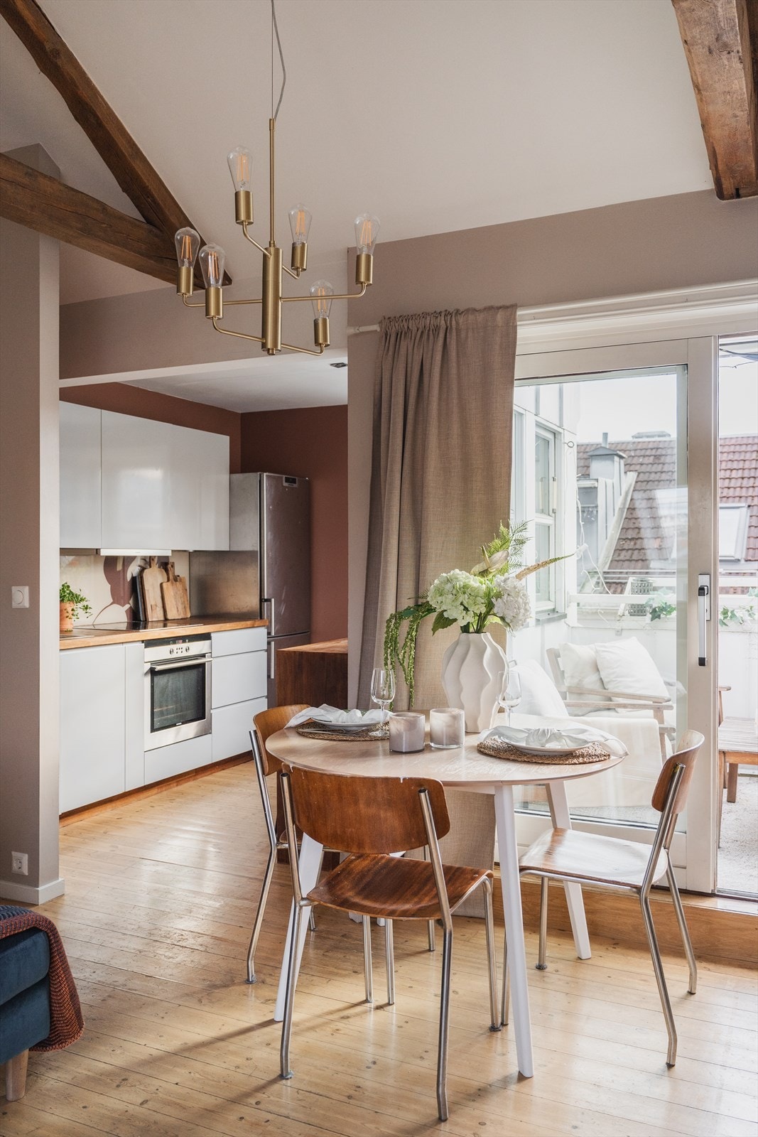 Fra stuedel er det videre adkomst til boligens kjøkken. Galleribilde