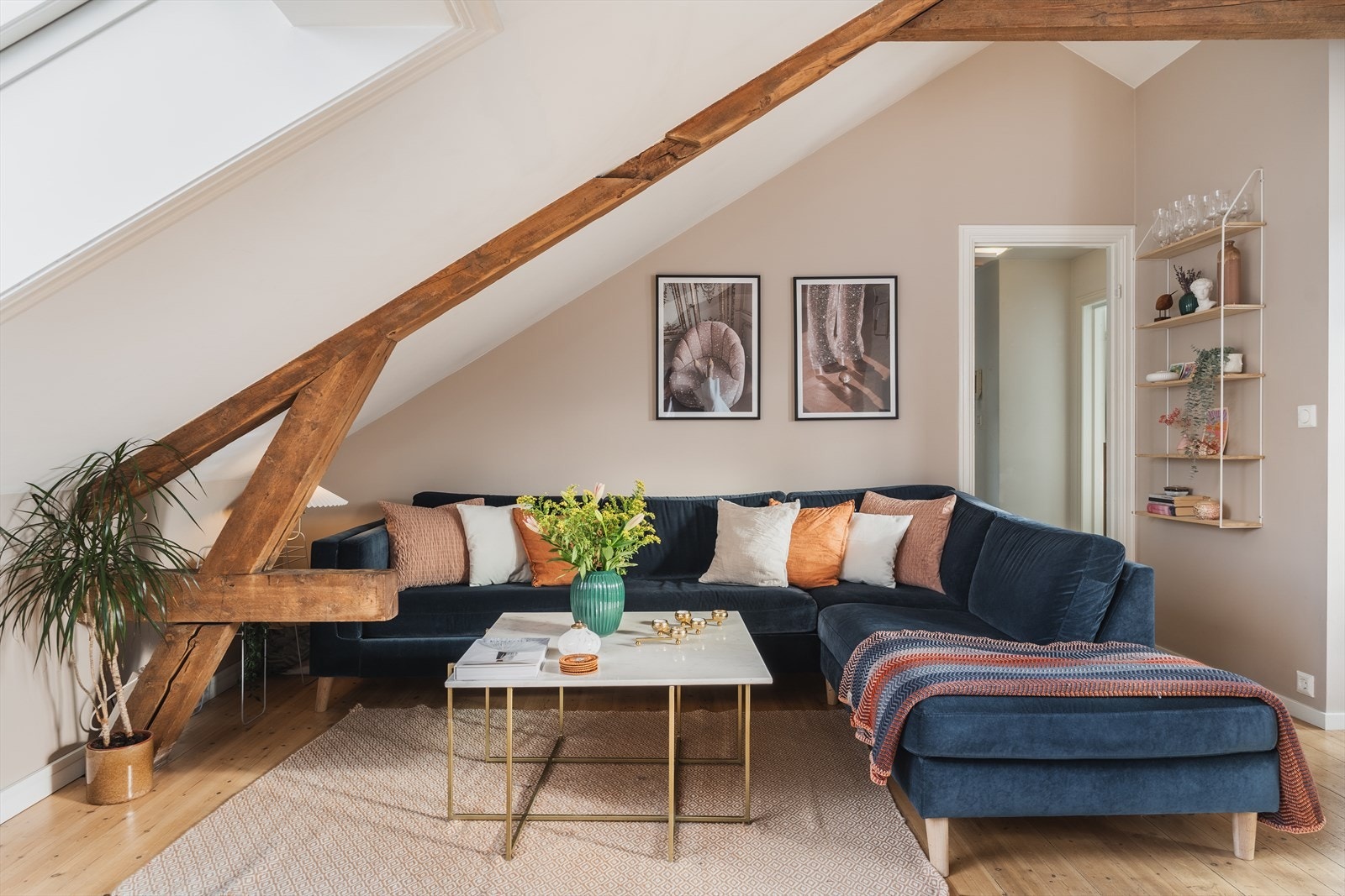 Det er i stue god plass til en hyggelig sofagruppe. Galleribilde