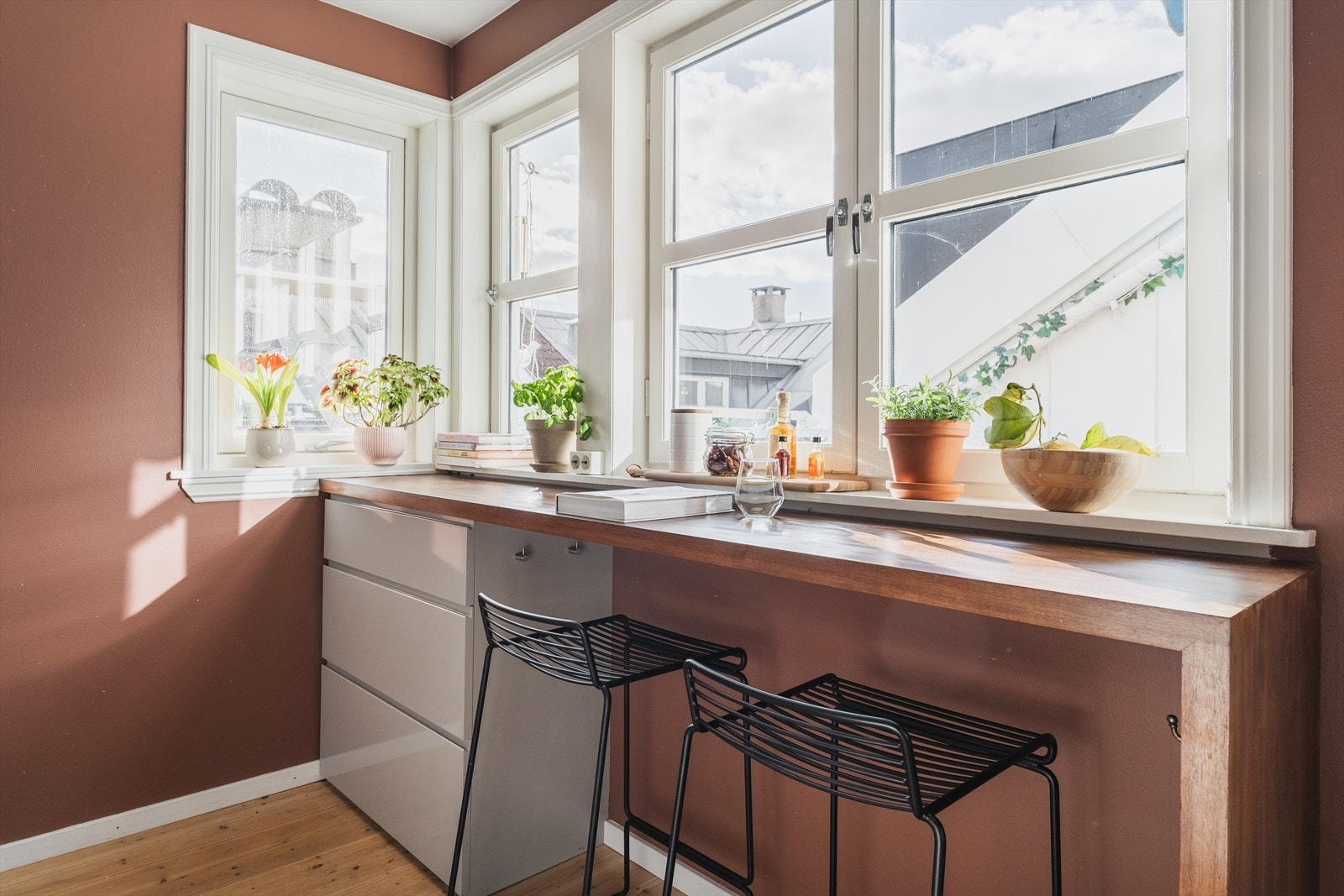 På kjøkkenet finner man også denne hyggelige sitteplassen. Nyte morgenkaffen her fremover? Galleribilde