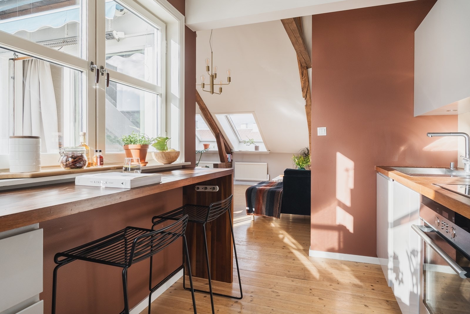 Kjøkkenet er malt i en lun og varm fargetone. Galleribilde