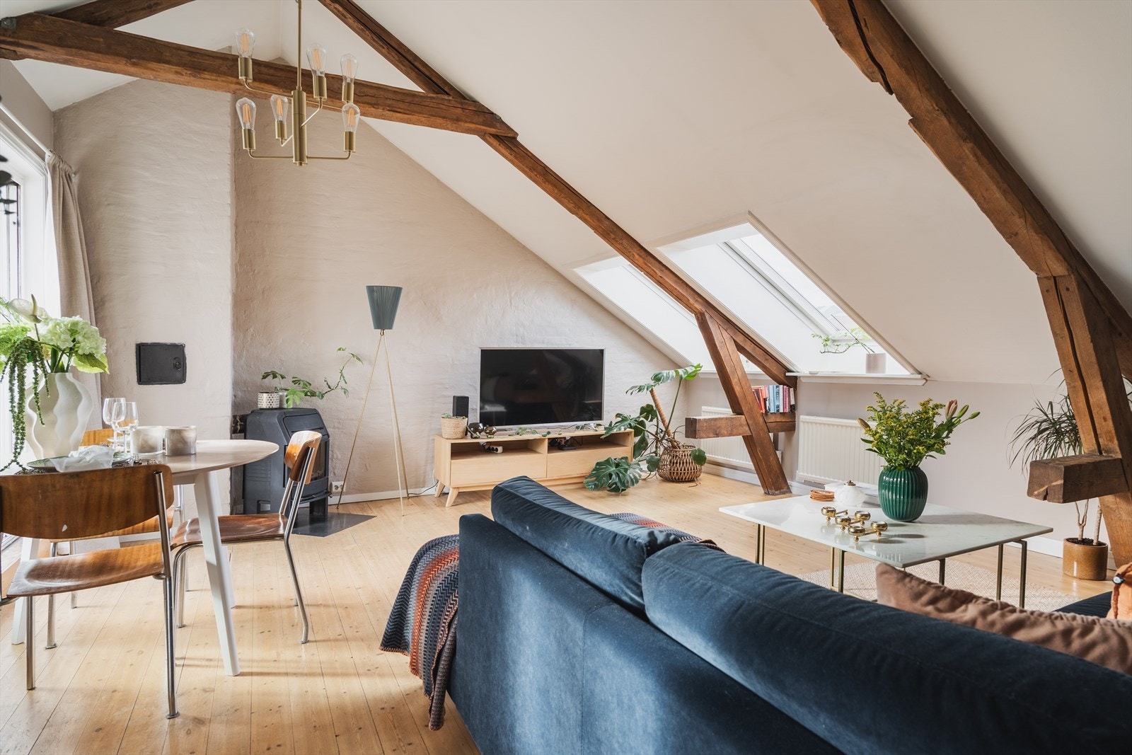 Leiligheten har gjennomgående romslig takhøyde med sjarmerende takbjelker. Galleribilde