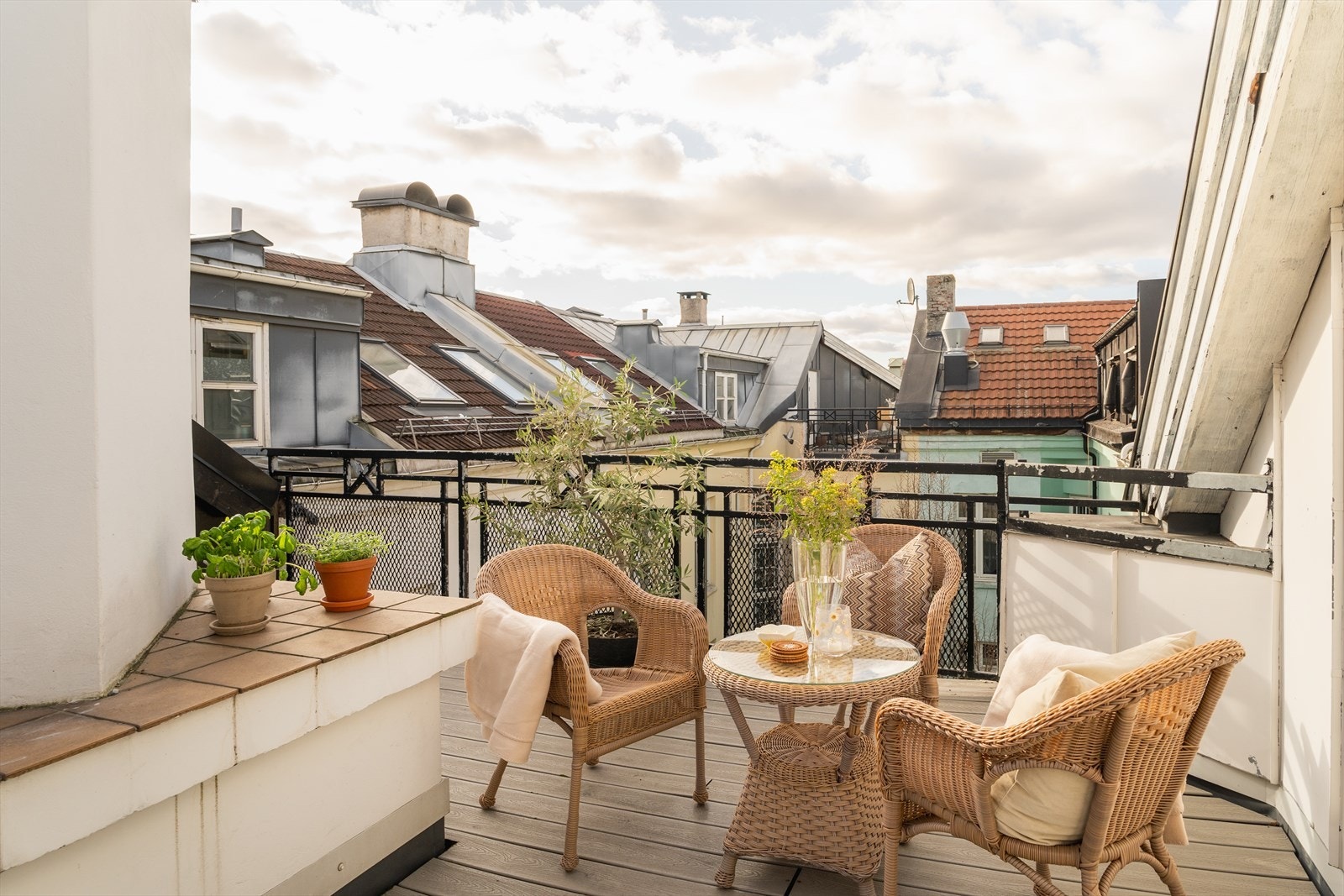 I samme etasje finner man ett av flere fellesarealer i borettslaget. Denne takterrassen vil man ha mye glede av. Galleribilde