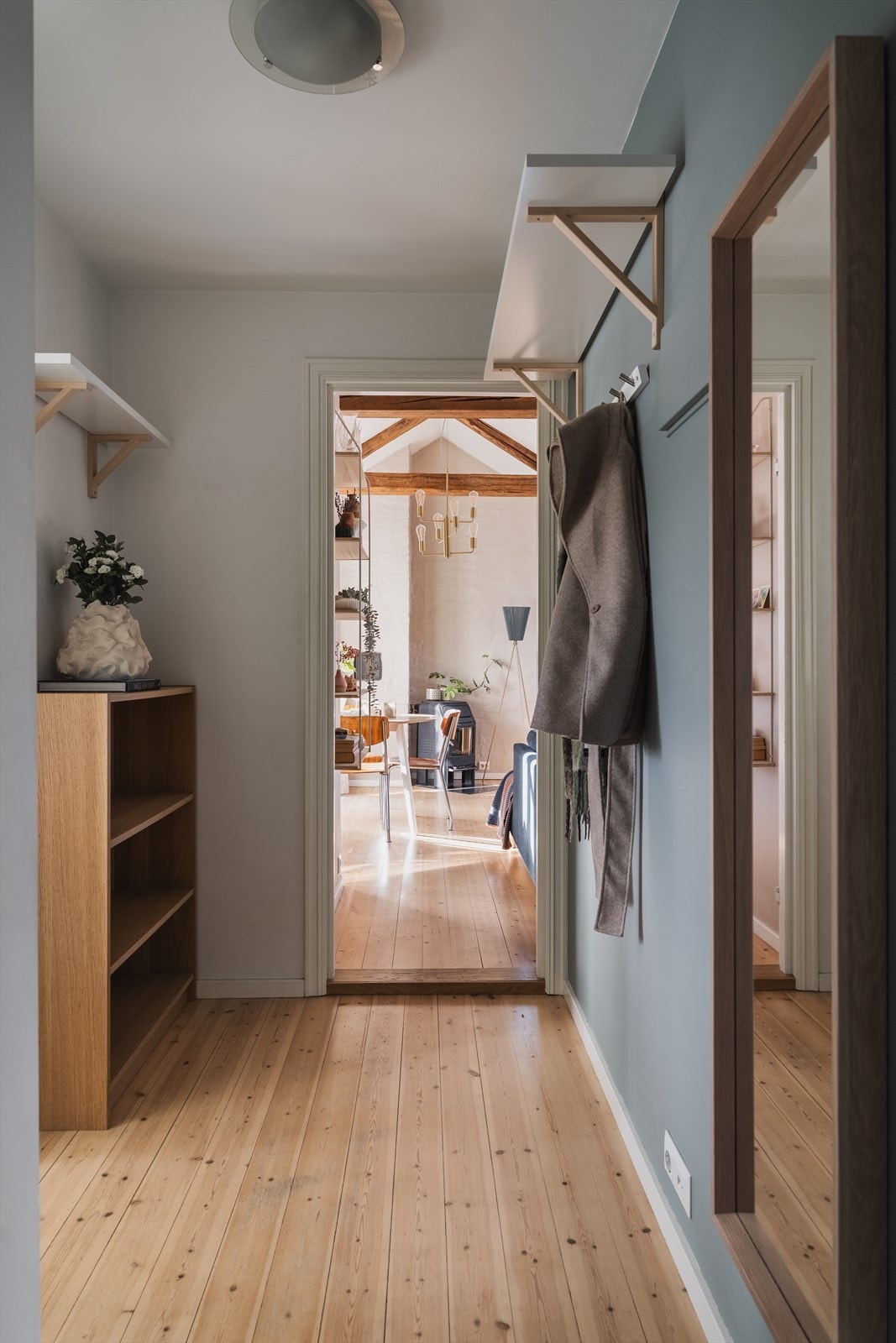 Fra gang er det videre adkomst til boligens to soverom og bad. Galleribilde