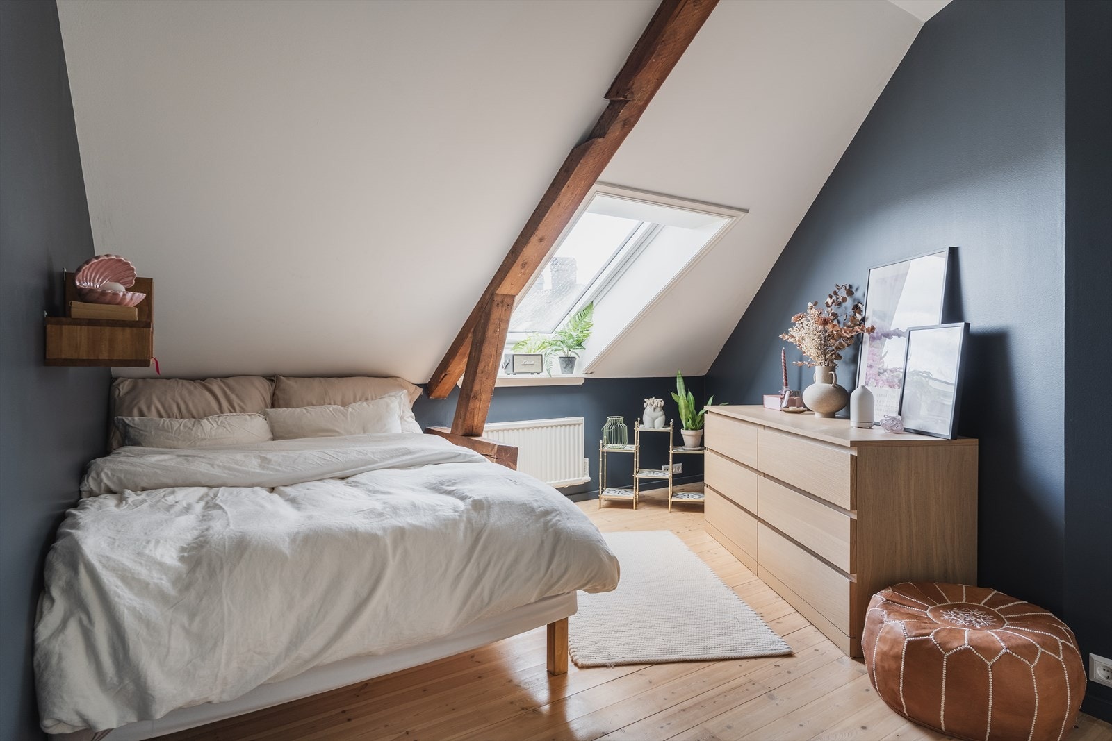 Soverom nr 2 innehar en god størrelse med fin plass til både seng, skap og øvrig ønskelig oppbevaring. Galleribilde