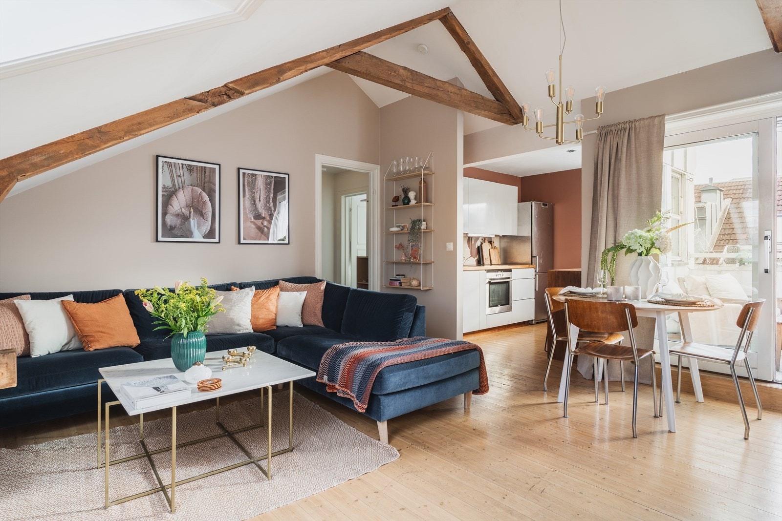 Det er også plass til et hyggelig spisebord i stuen. Galleribilde