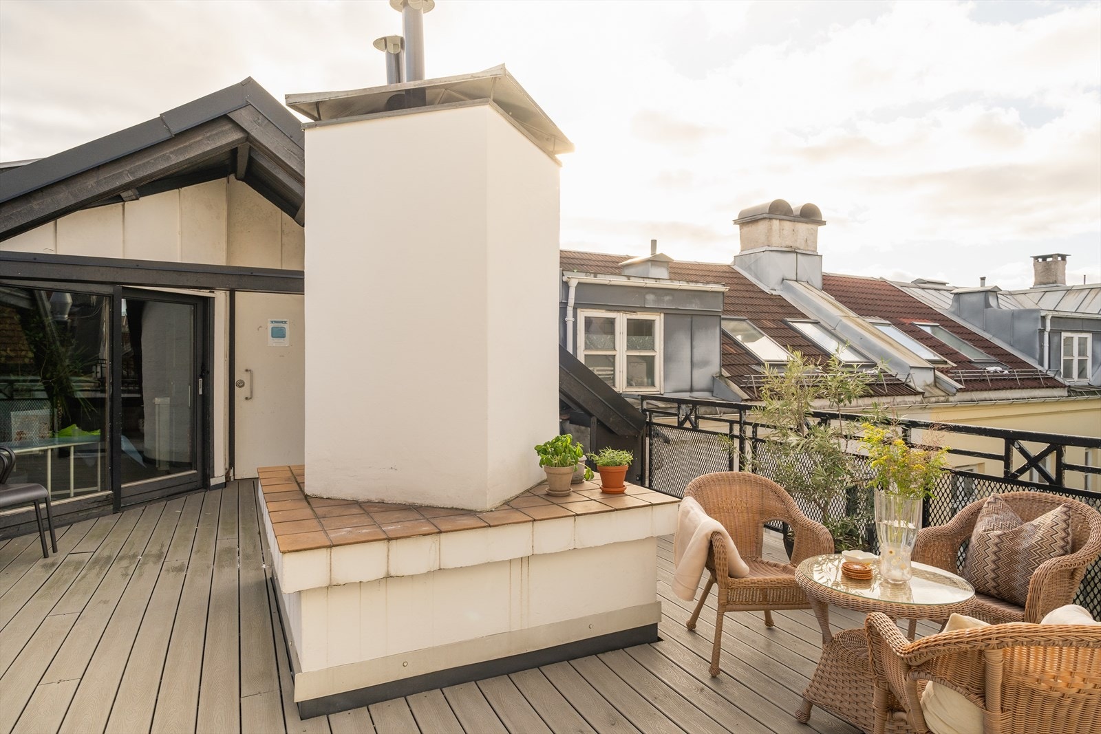 Fellesterrassen innehar en god størrelse med plass til flere sittegrupper. Det er også felles grill på terrassen (vises ikke på bildet) og man har oppbevaring til møbler i rommet man ser til venste i bildet med skyvedører. (Dette rommet tilhører nr 87). Galleribilde