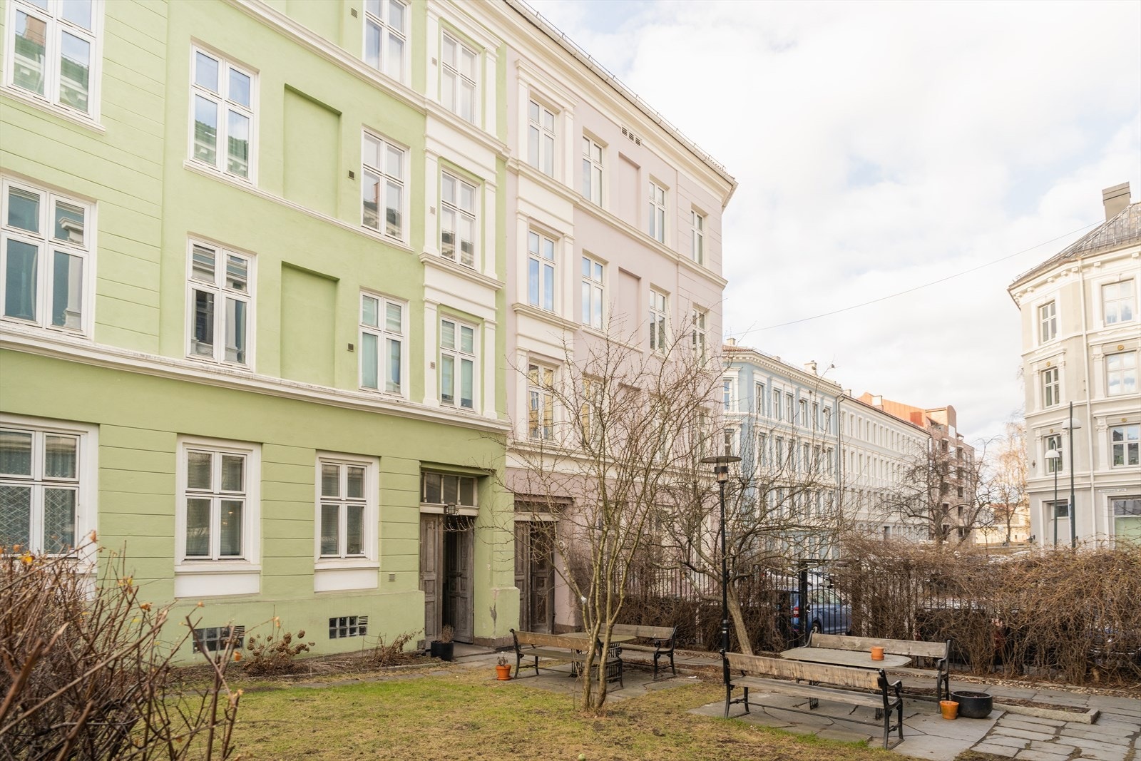 Borettslaget har ellers flere hyggelige sittegrupper i hage på siden av bygget. Dette blir grønt og frondig om våren. Galleribilde