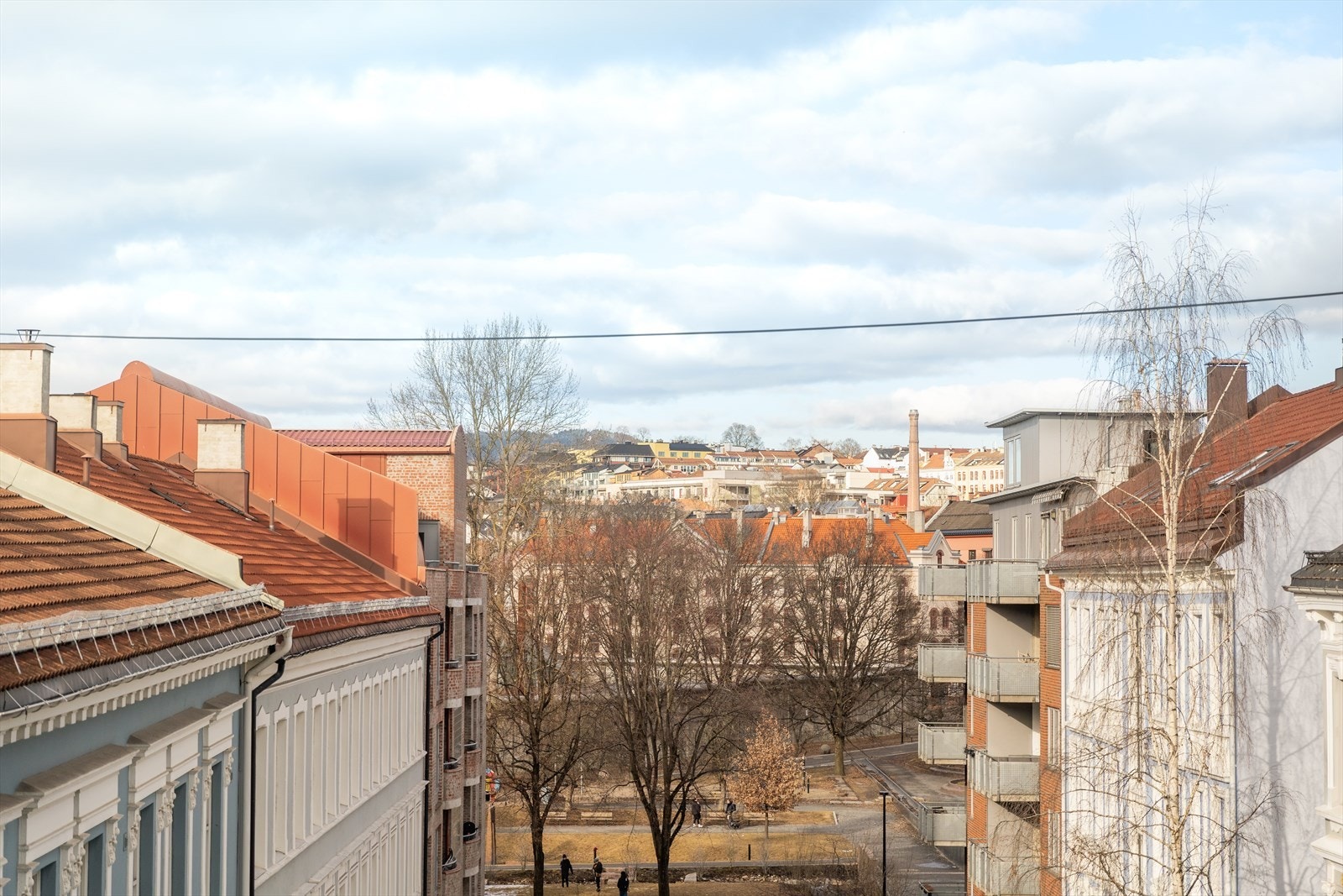 Det er også fra dette soverommet hyggelig utsikt over nærområdet. Parken i front blir veldig frodig og grønn på vårhalvåret. Galleribilde