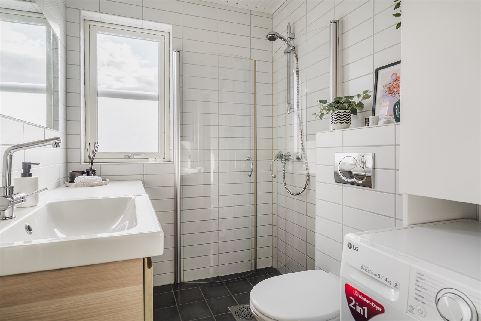 Baderommet fremstår som et tidsløst, og har fliser på gulv og begger. Galleribilde