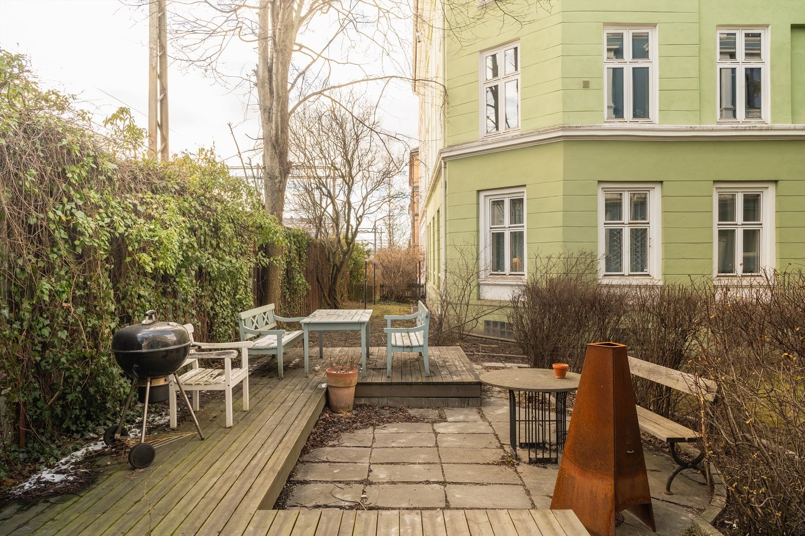 Nå kan våren bare komme. I hagen finner man flere hyggelige sittesoner. Galleribilde