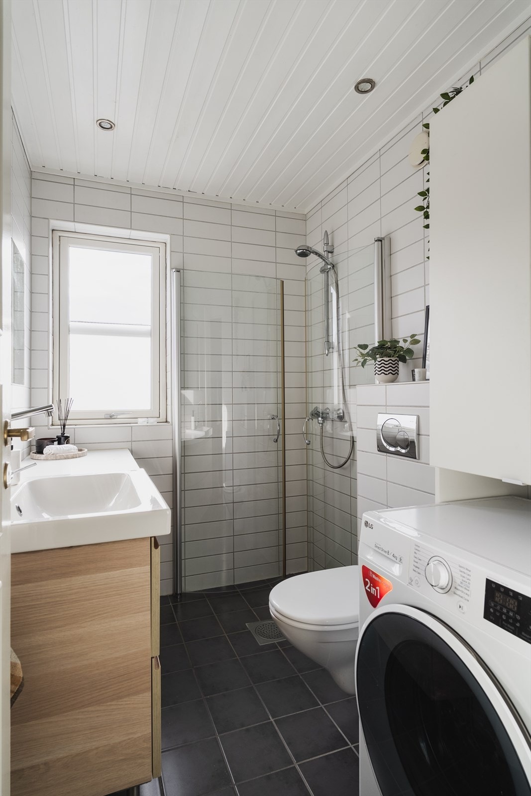 Det er også opplegg for vaskemaskin på dette hyggelige baderommet. Galleribilde