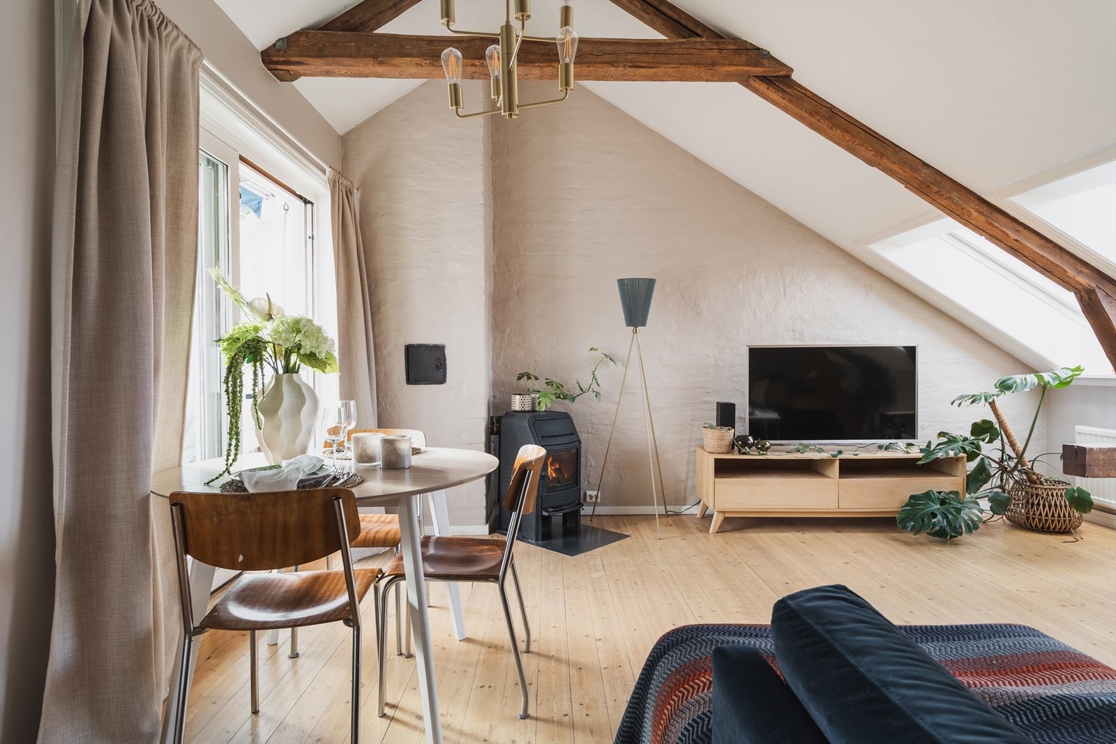 I stue finner man også peisovn som gir god varme. Galleribilde