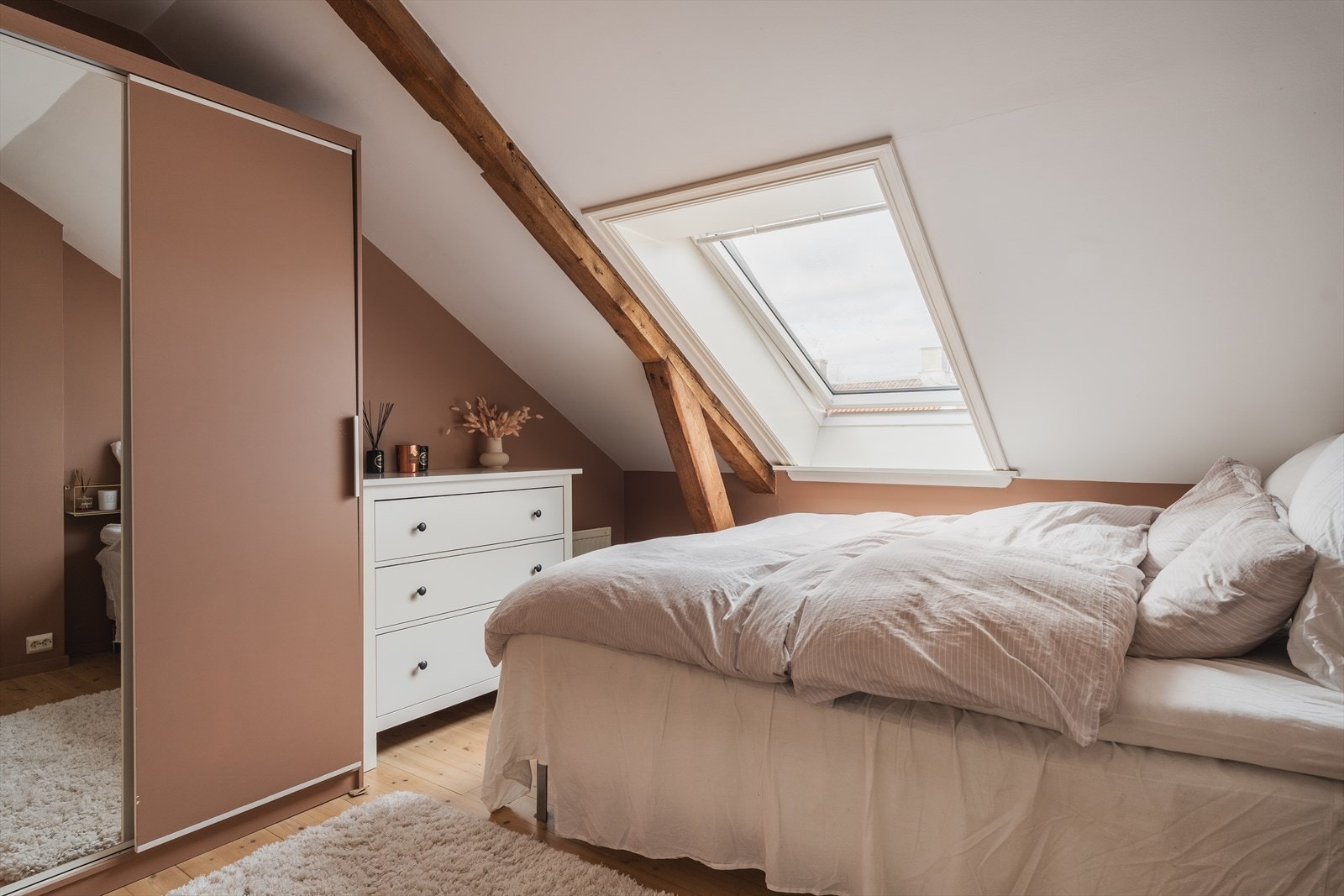 Leiligheten har to romslige soverom. Det er satt inn nye veluxvindu på begge soverommene i 2024. Galleribilde