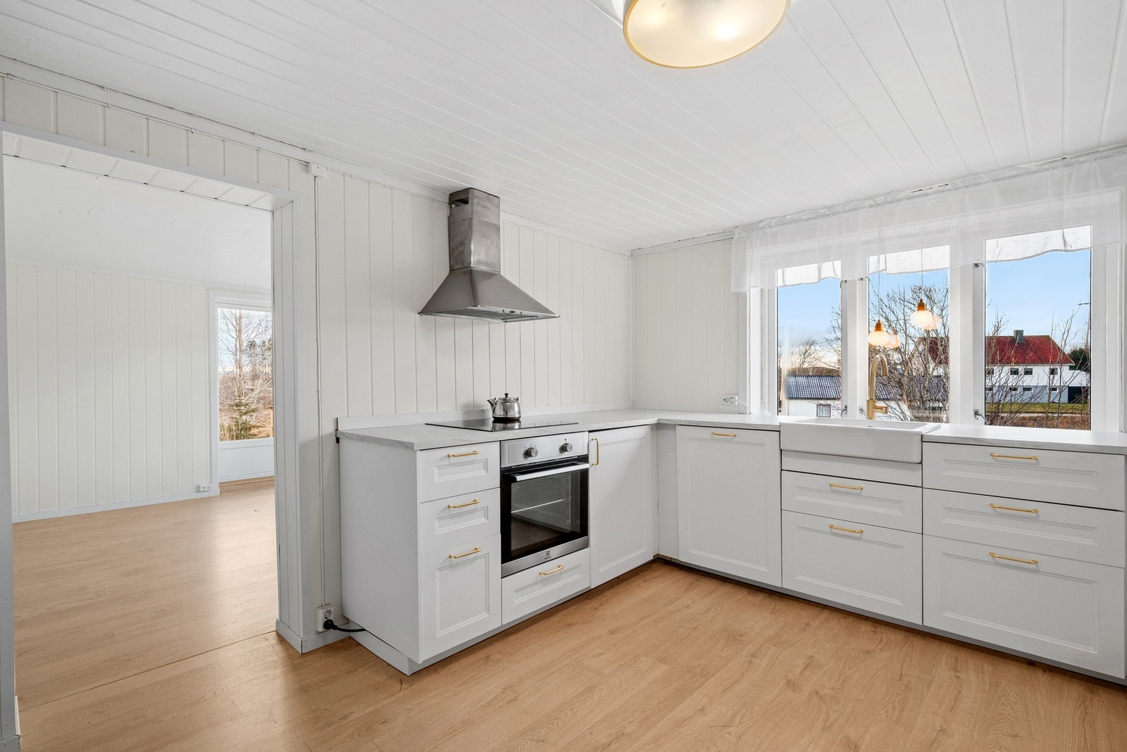 Av hvitevarer har kjøkkenet platetopp, stekeovn og oppvaskmaskin integrert. Galleribilde