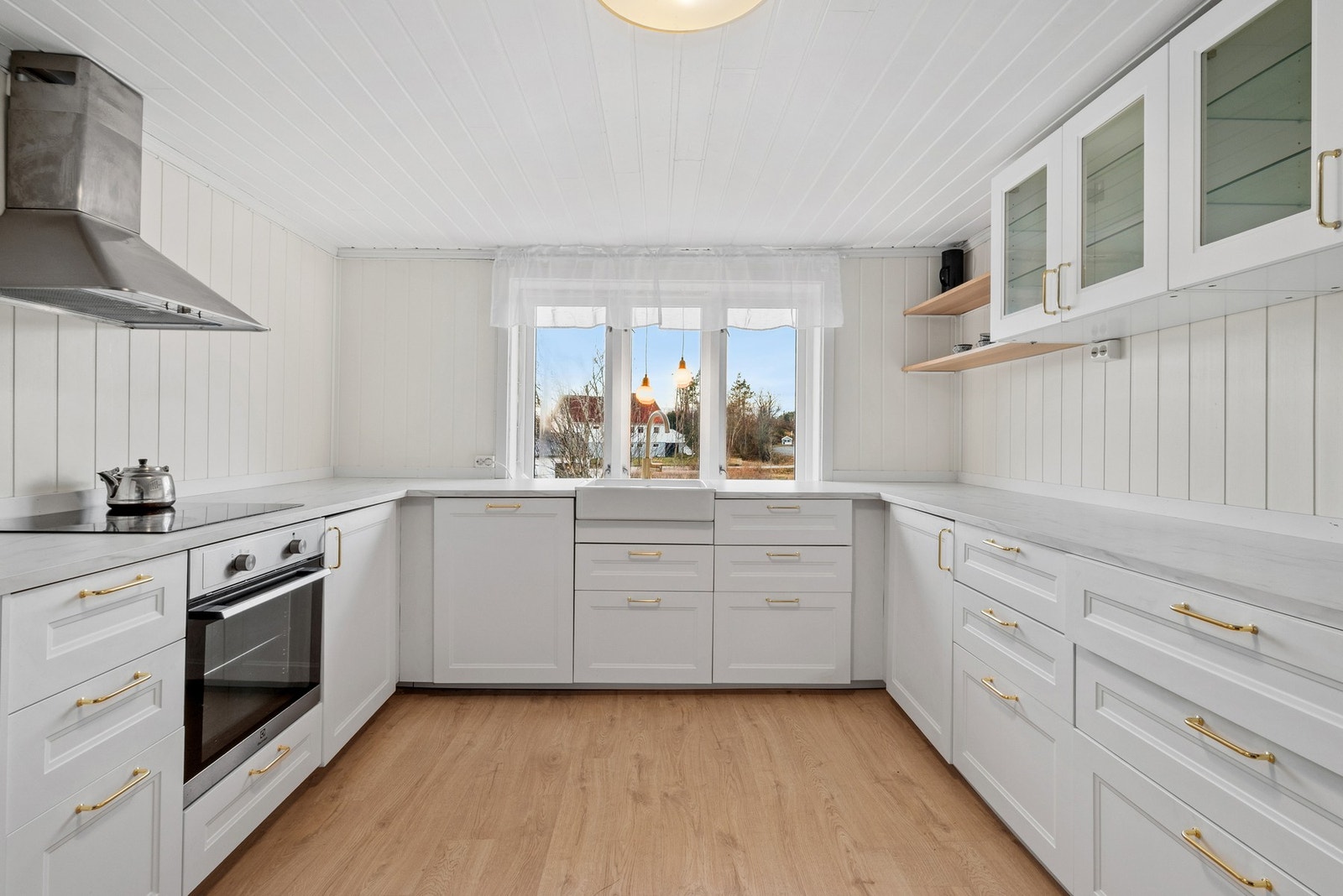 Kjøkkenet har en tidløs innredning fra 2022, oppført i en smart u-form med god skap- og benkeplass. Galleribilde