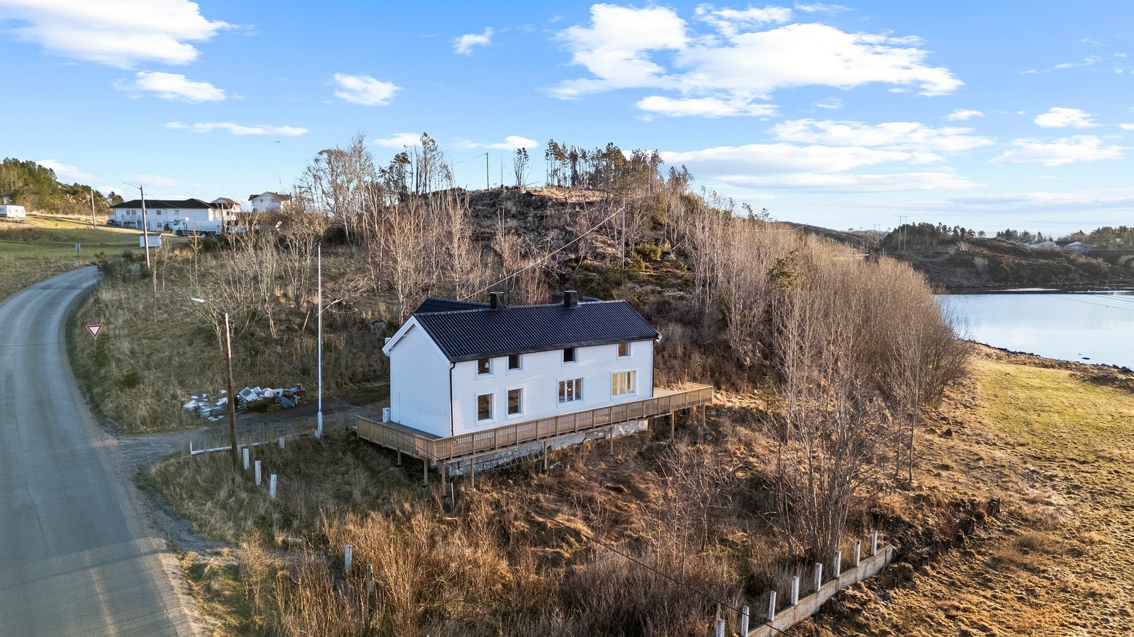Tomten er på over 1,2 mål, med flaggstang, gressarealer og annen stedlig vegetasjon. Galleribilde
