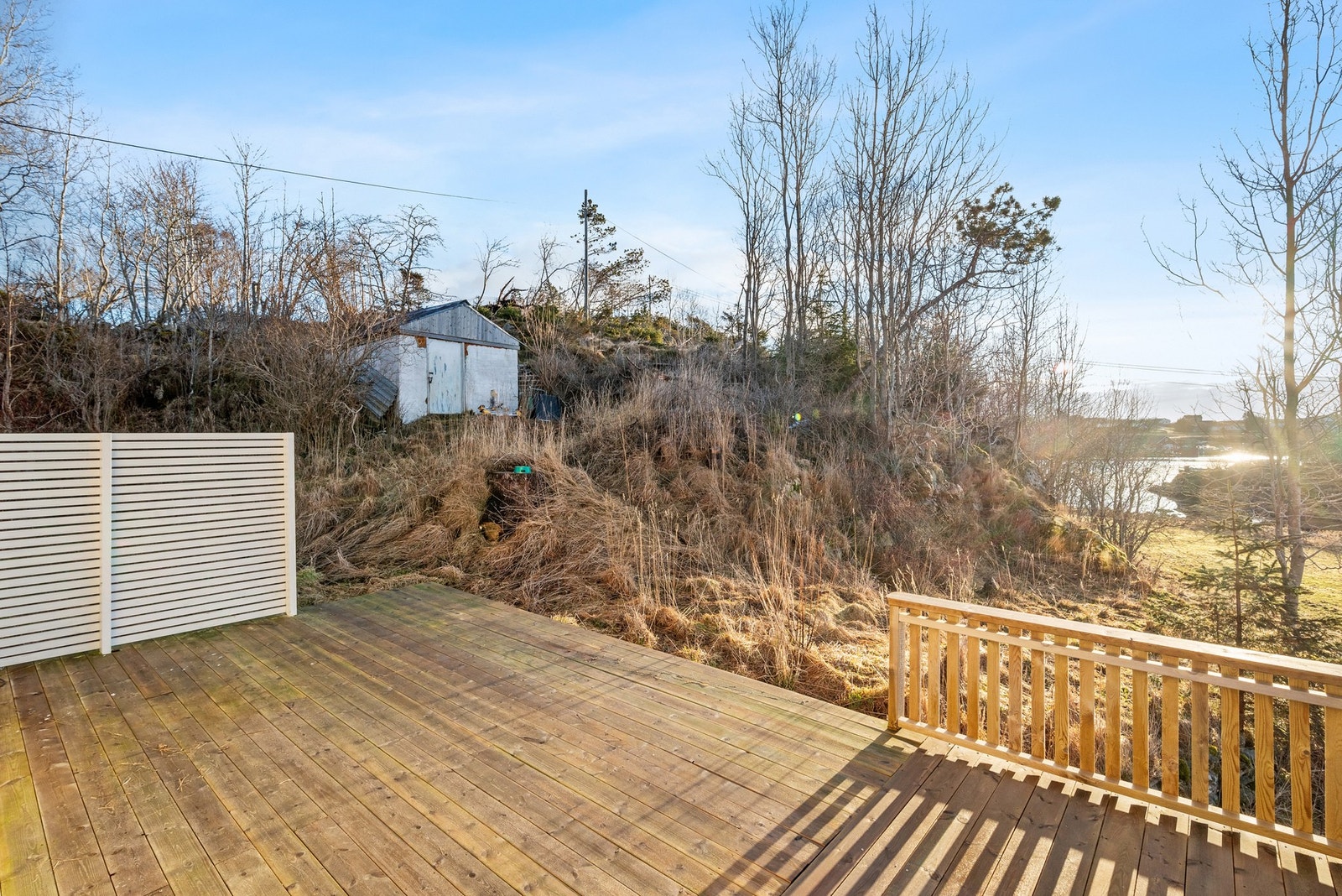 Terrassen har sjøutsikt og levegg for fin skjerming. Galleribilde