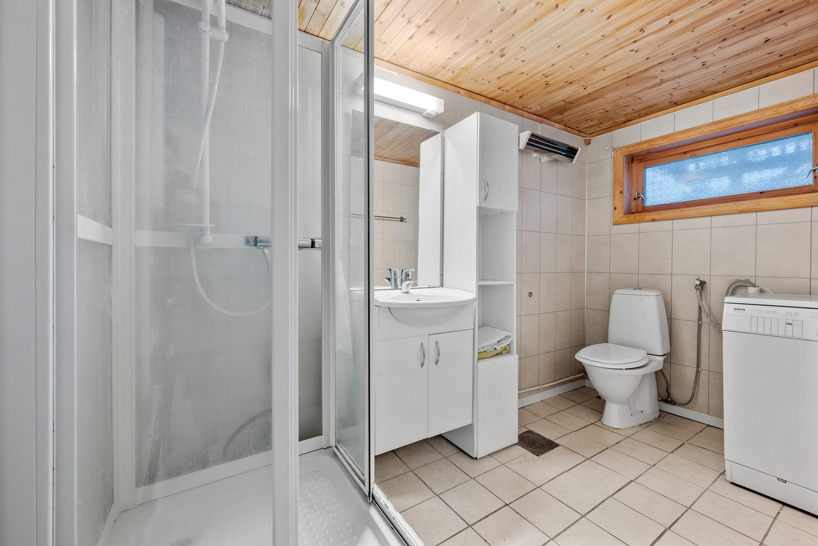 På badet er det stråleovn, dusjkabinett og flislagt gulv. Galleribilde