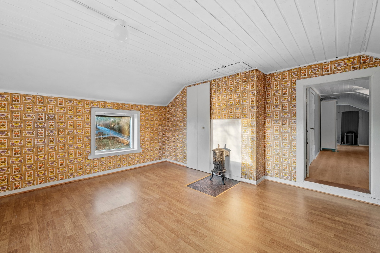 Hovedsoverommet er meget romslig, med vedovn og plassbygd garderobeskap. Galleribilde