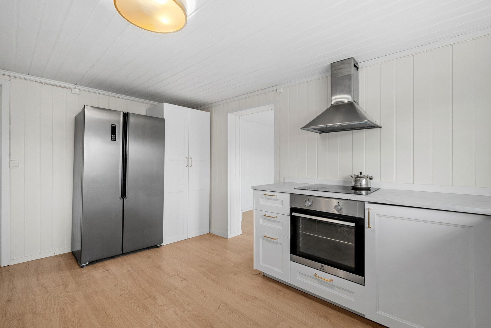 For et luftigere uttrykk er overskap i stor grad droppet til fordel for åpne flater og hyller. Galleribilde