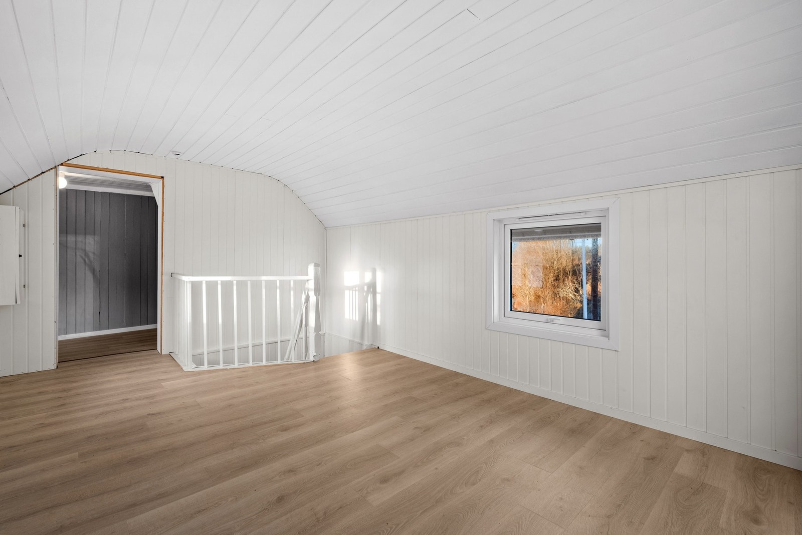 I loftsetasjen finner man en lys og hyggelig stue, et ekstra oppholdsrom for lek, vennebesøk og avslapning. Galleribilde