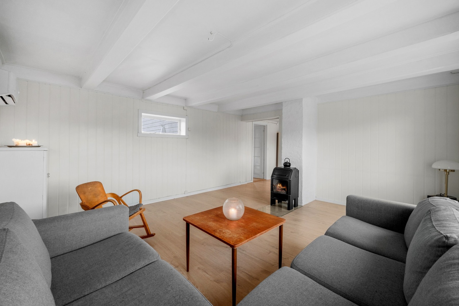 Eneboligen er noe oppgradert i perioden 2015 - 23, og arbeidet inkluderte nytt gulv i første etasje. Galleribilde