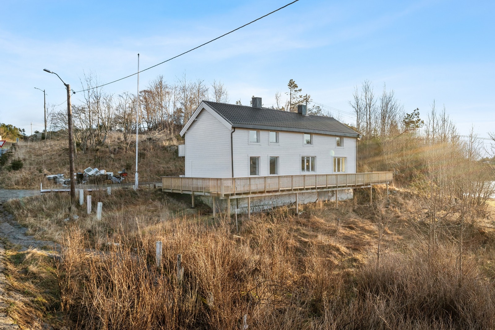 Utvendig ble huset oppgradert i 2023, da kledningen ble skiftet og boligen etterisolert. Galleribilde