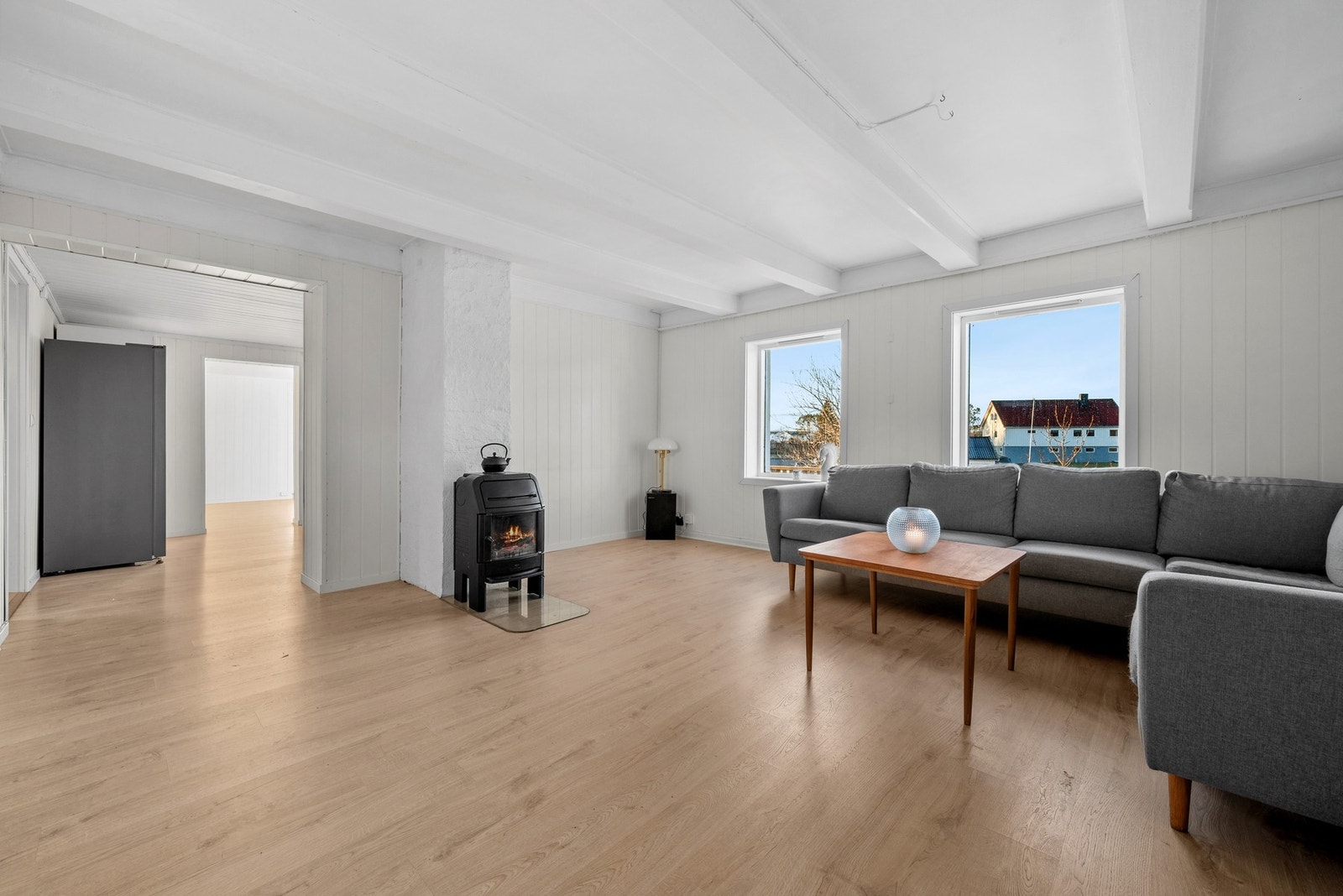 I hovedstuen er det godt gjennomlys via vinduer på begge sider av rommet. Galleribilde