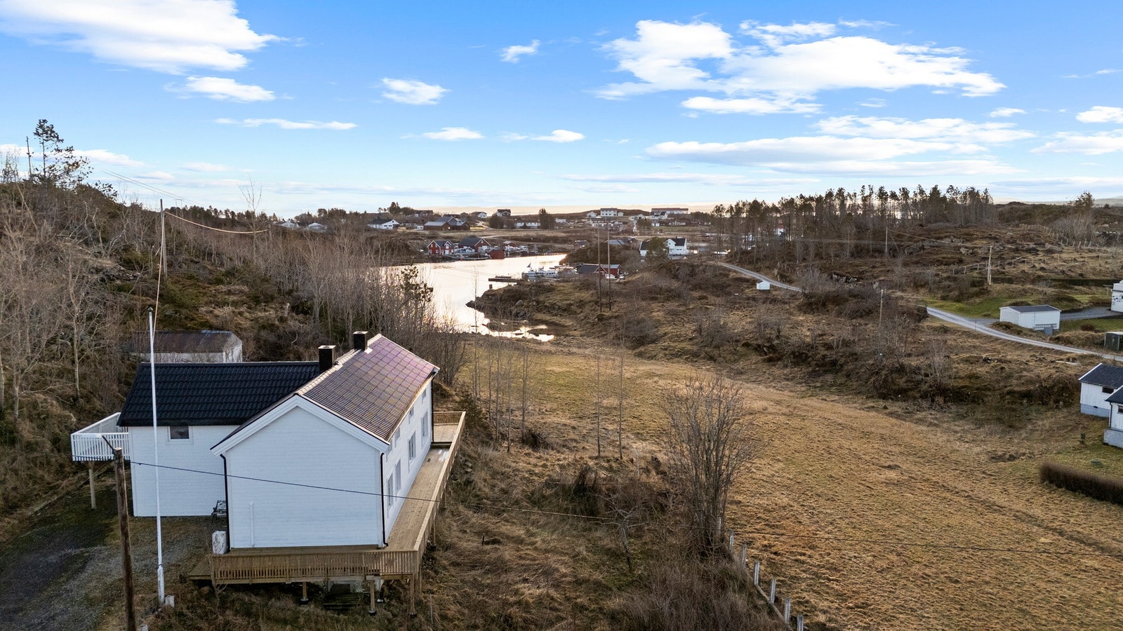 Boligen har en åpen og luftig plassering, som gir fint utsyn over sjøen og den landlige idyllen. Galleribilde