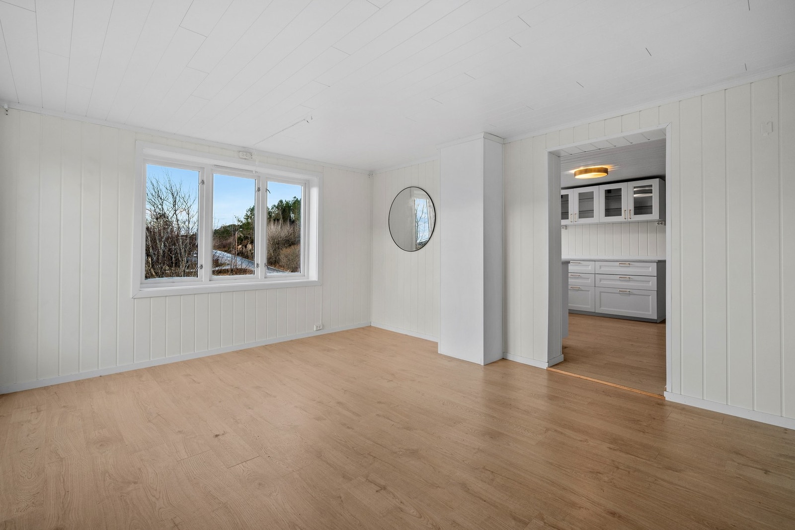 Eneboligen har to pene stuer på hver sin side av kjøkkenet, noe som gir ekstra fleksibilitet og god møbleringsfrihet. Galleribilde