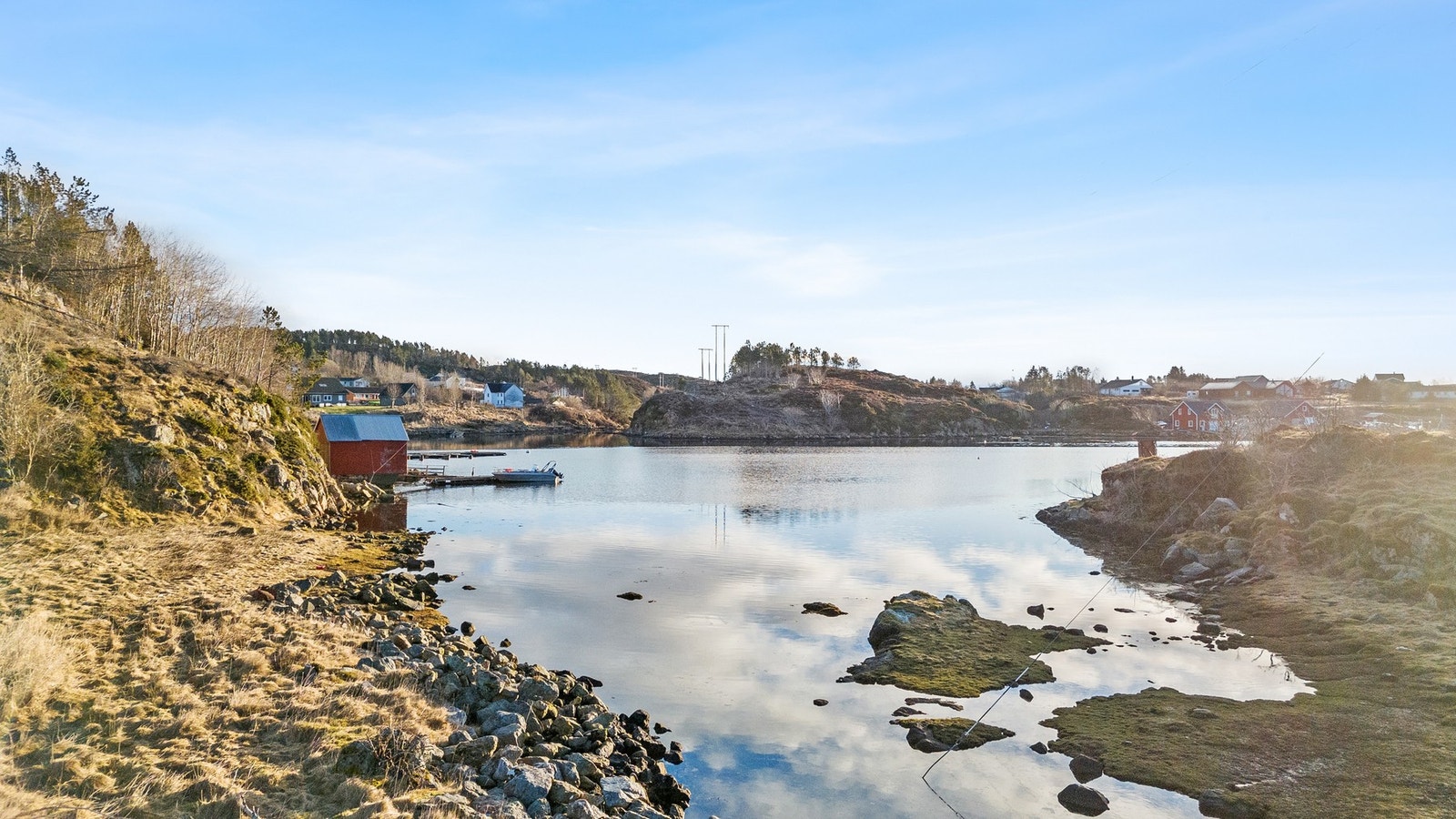 Sjøen nås på få minutter, og nærområdet byr på ekte sommeridyll med bading, båtliv og fiske. Galleribilde