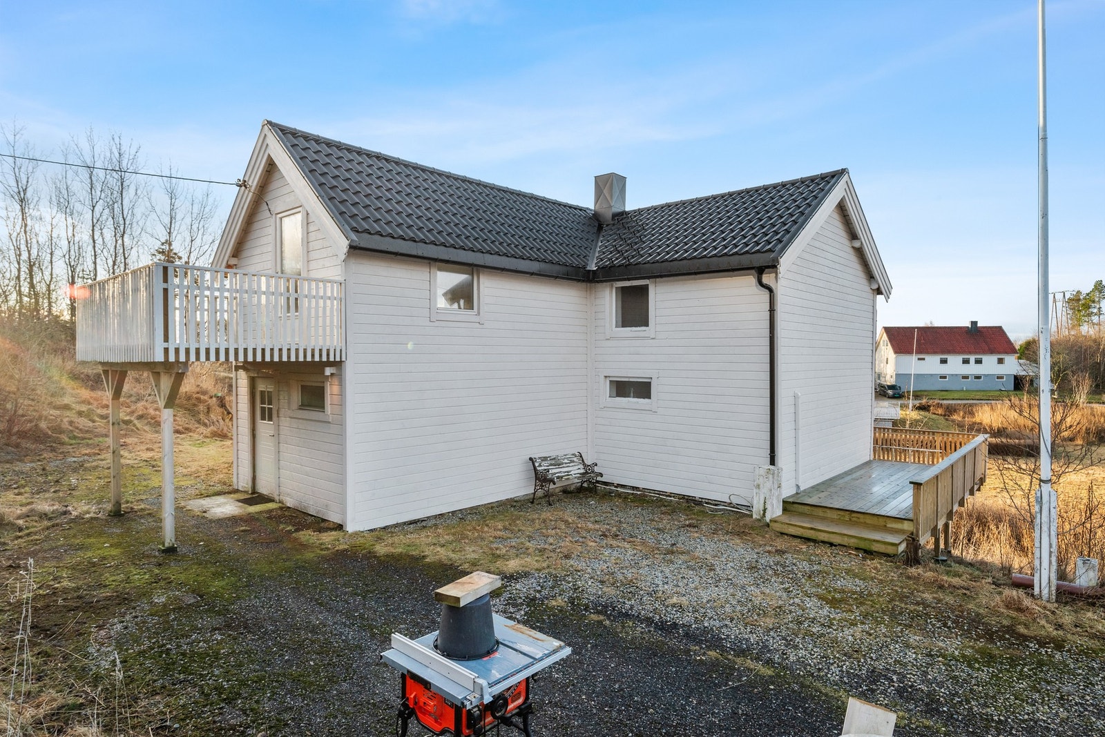 Bilen parkeres på inngangssiden. Galleribilde