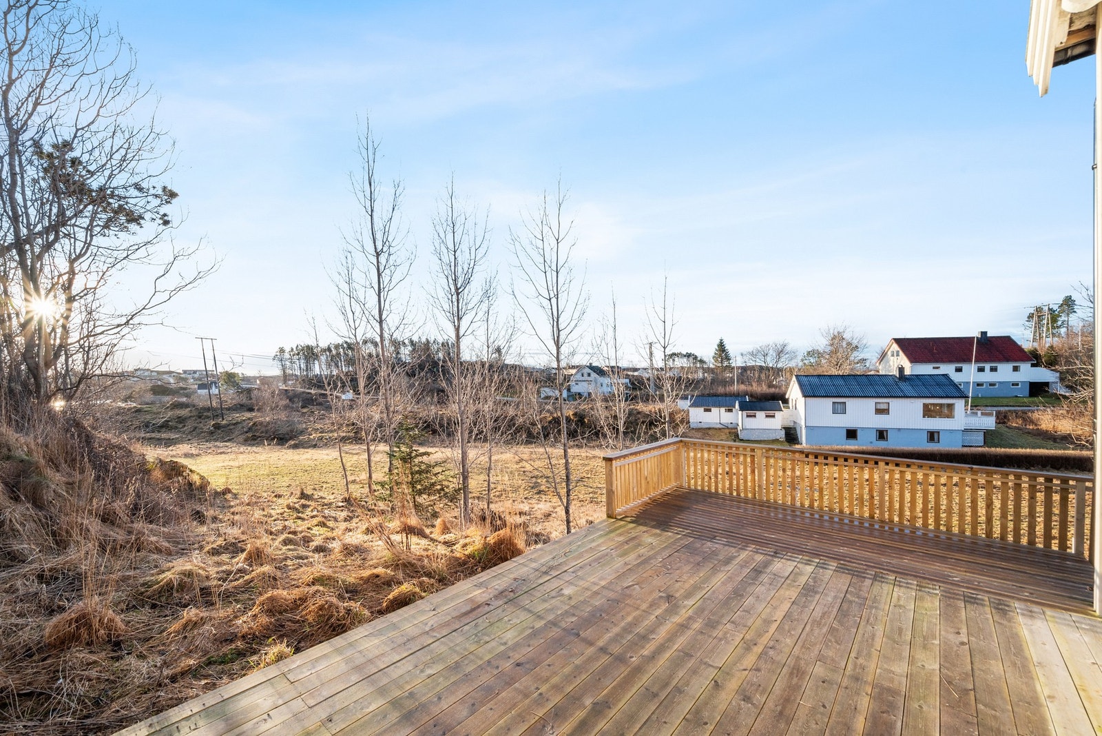 Rundt store deler av huset ble det i 2022 oppført en herlig terrasse på ca. 46 kvm. Galleribilde